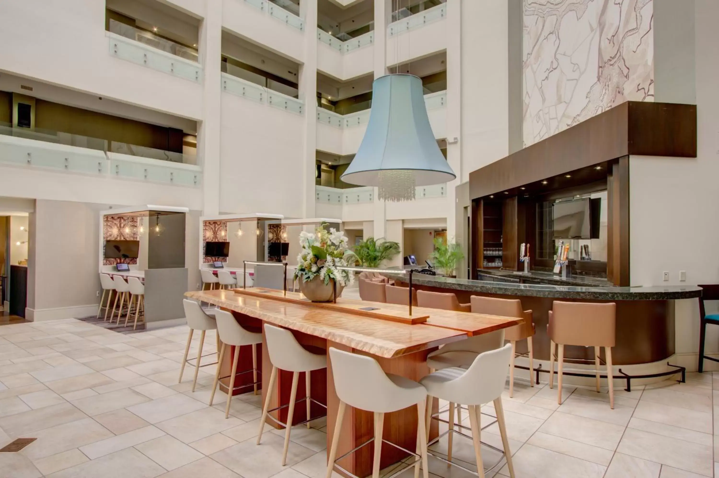 Lounge or bar, Kitchen/Kitchenette in Crowne Plaza Charleston, an IHG Hotel