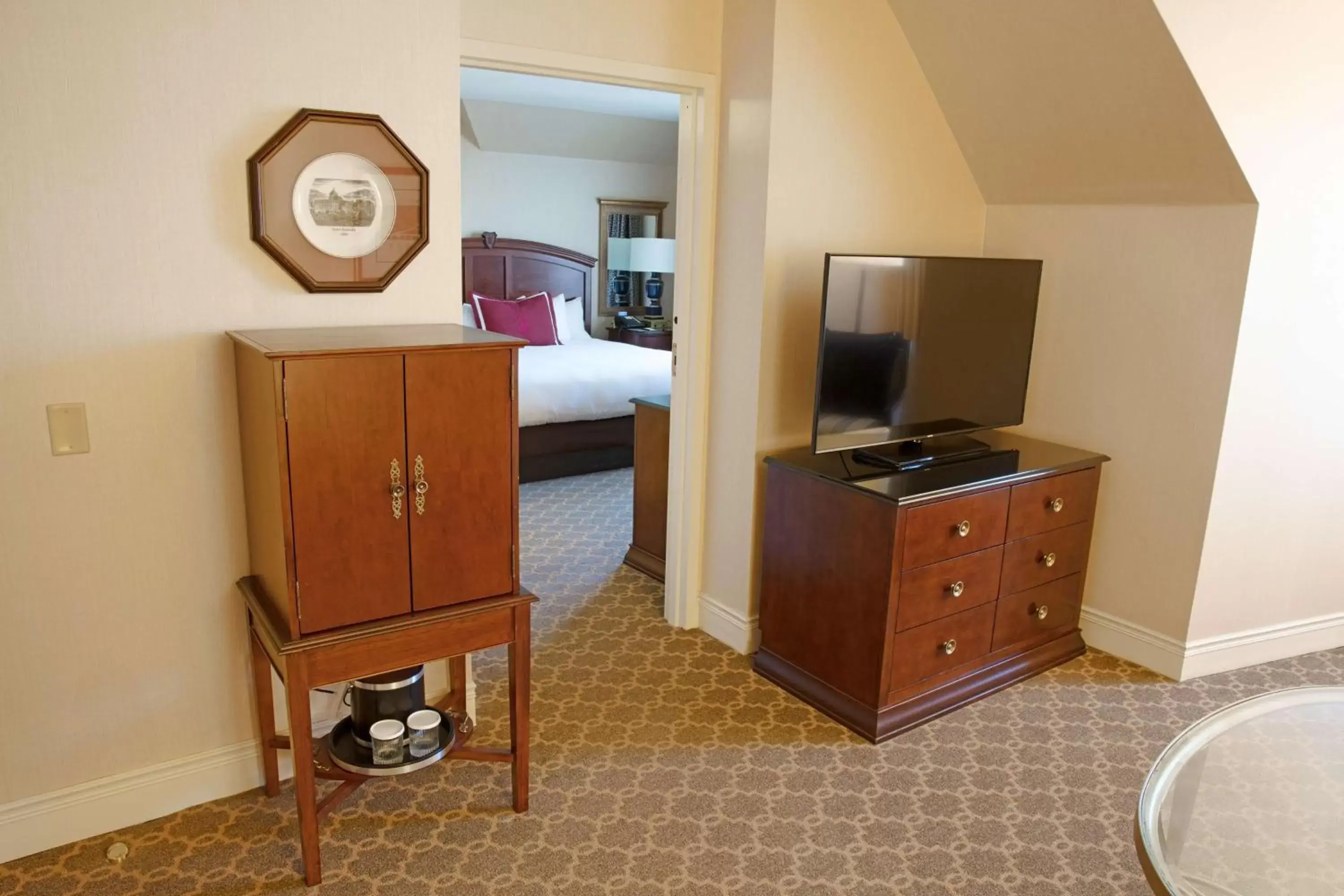 Bedroom, TV/Entertainment Center in Hotel Roanoke & Conference Center, Curio Collection by Hilton