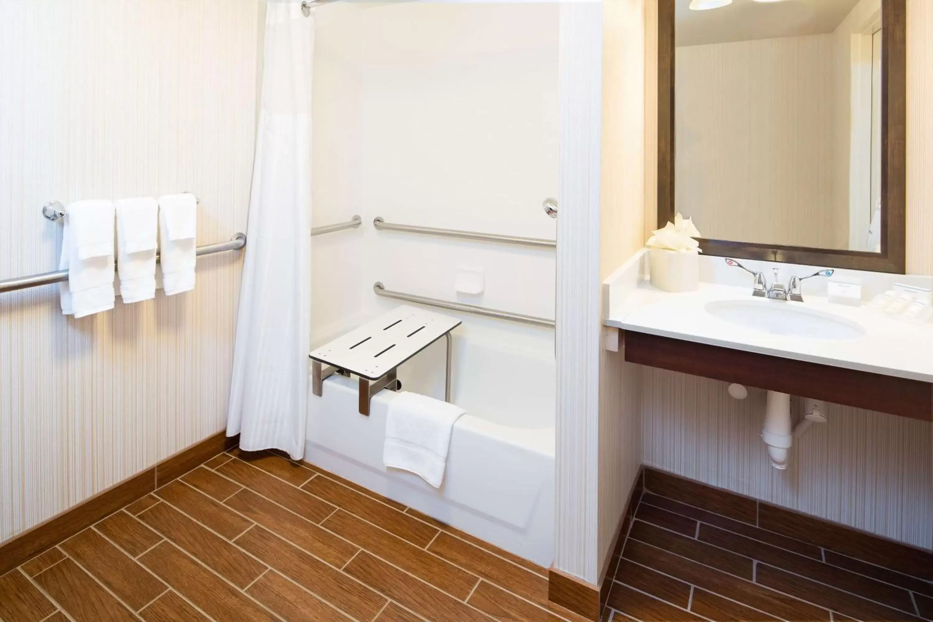 Bathroom in Hilton Garden Inn Portland Airport