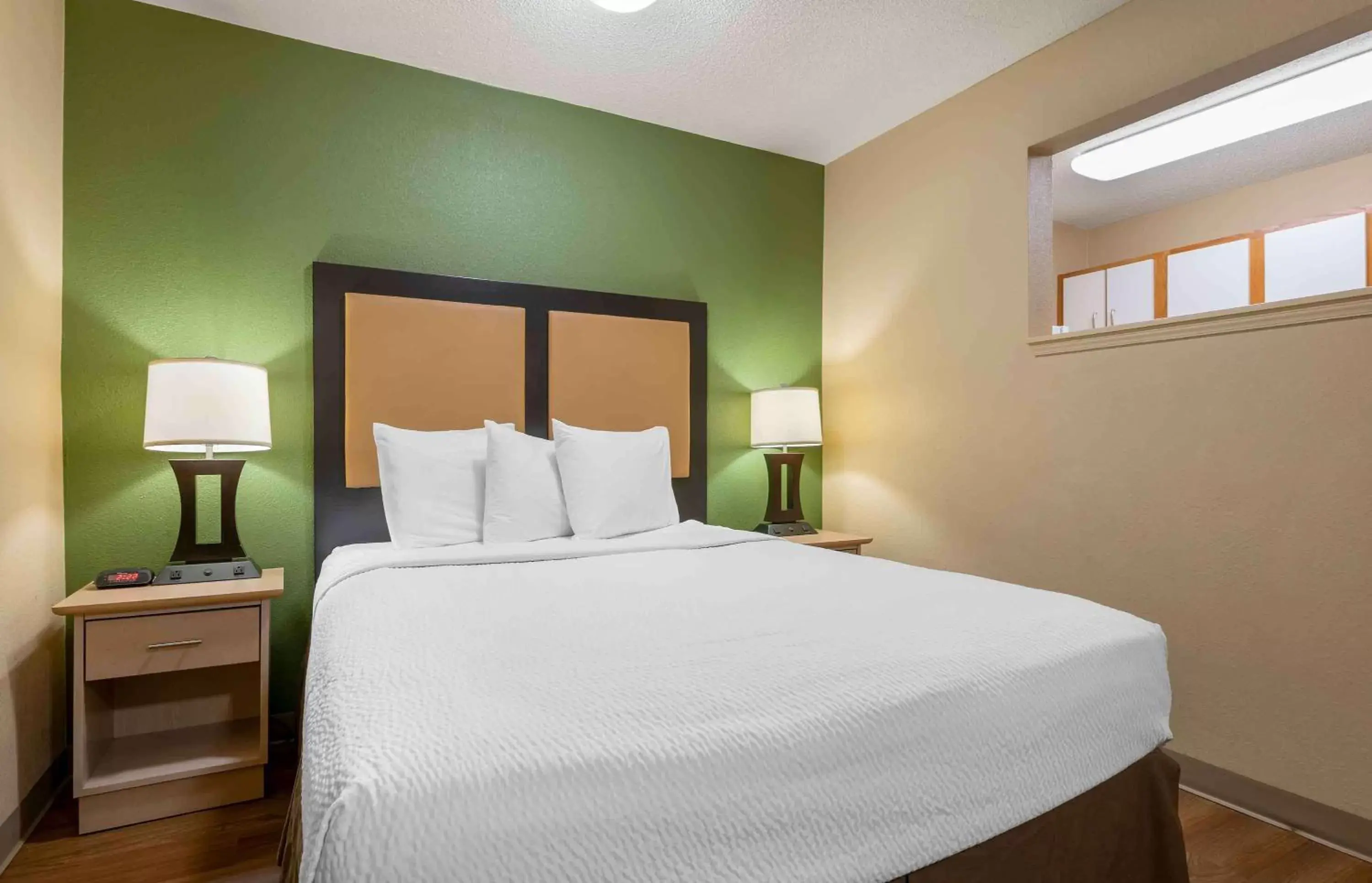 Bedroom, Bed in Extended Stay America Select Suites - Detroit - Ann Arbor - University South