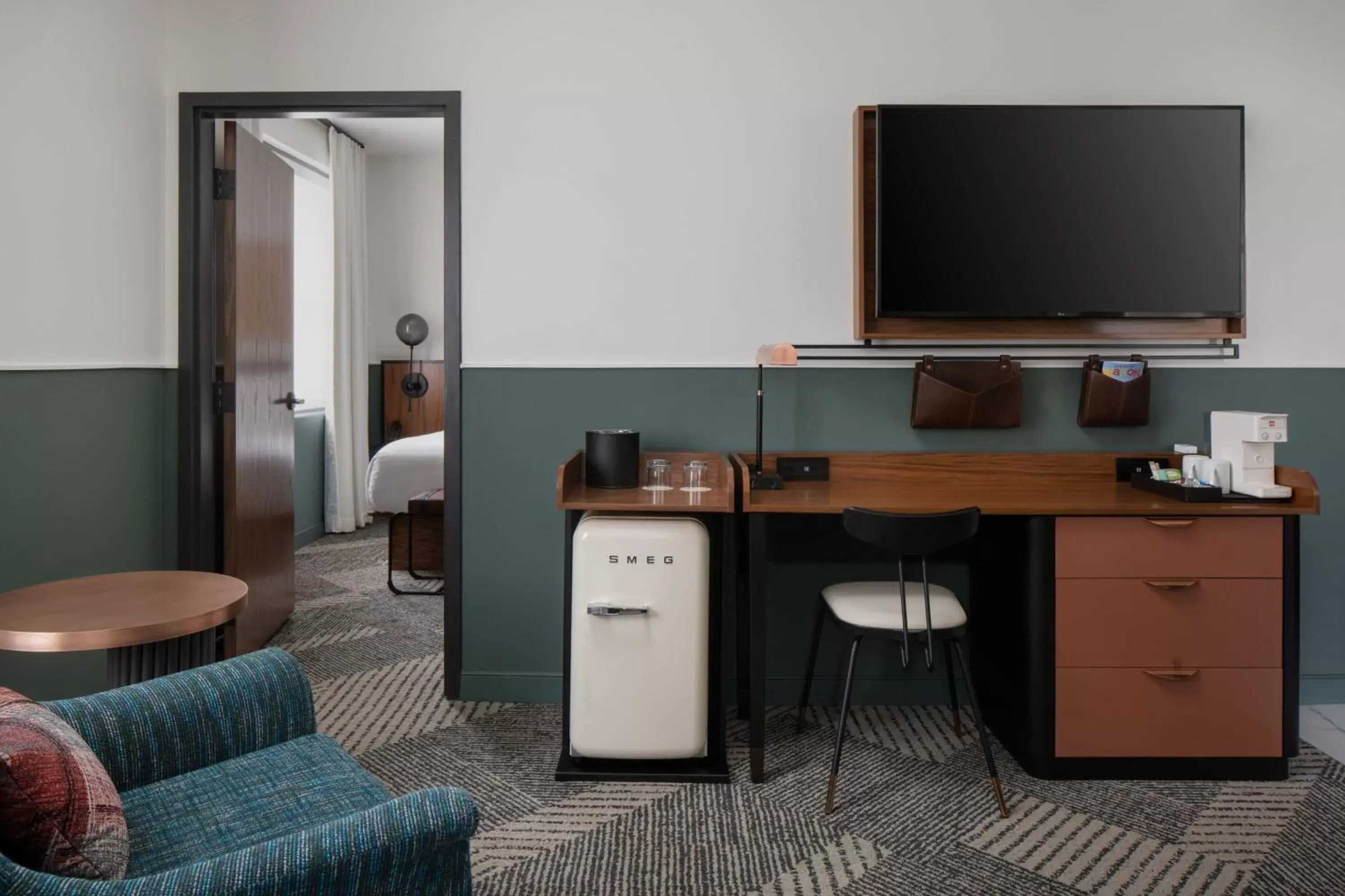 Bedroom, TV/Entertainment Center in Hotel Forty Five, Macon, a Tribute Portfolio Hotel