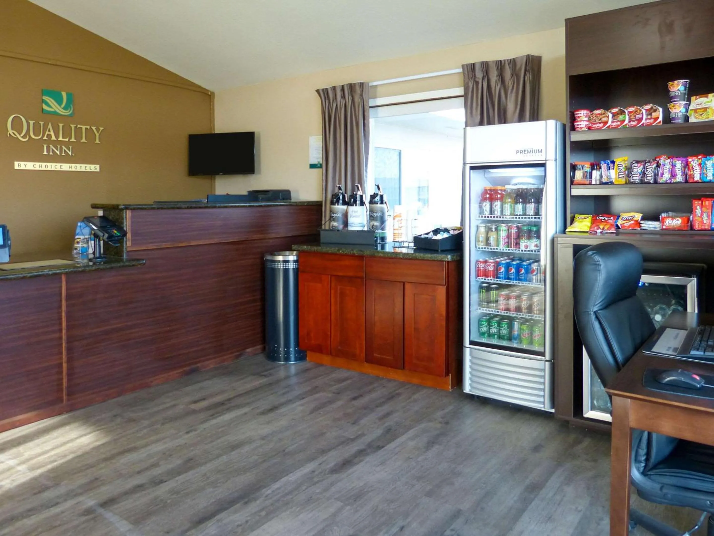 Lobby or reception in Rodeway Inn & Suites Ontario