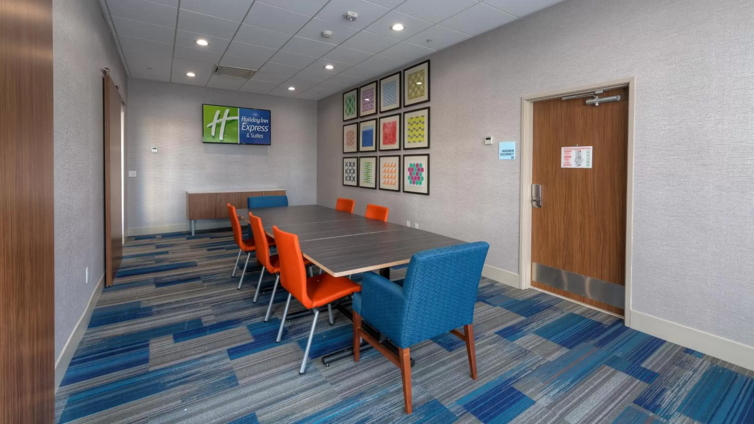 Meeting/conference room in Holiday Inn Express & Suites Tulsa Midtown, an IHG Hotel