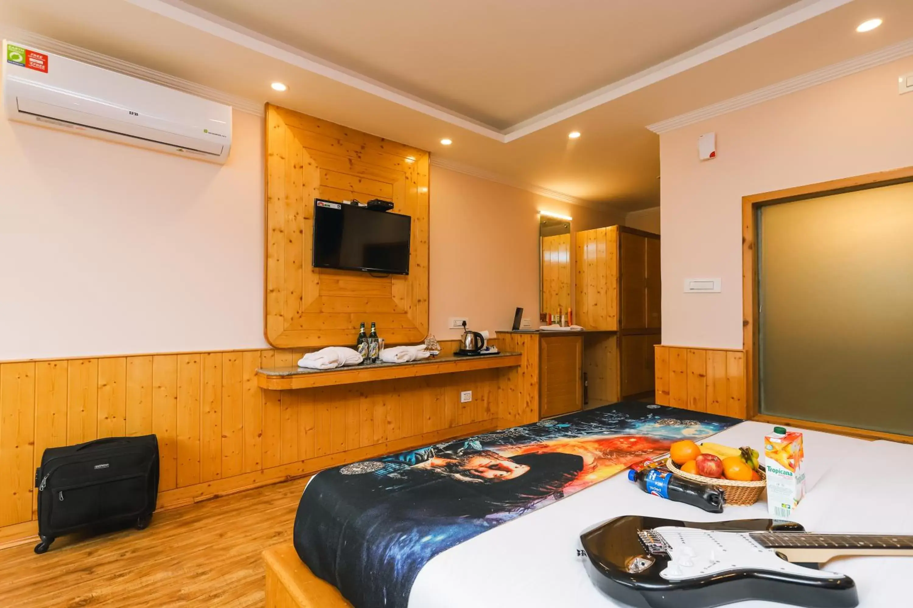 Communal lounge/ TV room, Bed in Hotel Smugglers Mountain View - central heated & air Cooled Communal lounge/ TV room, Bed in Hotel Smugglers Mountain View - central heated & air Cooled