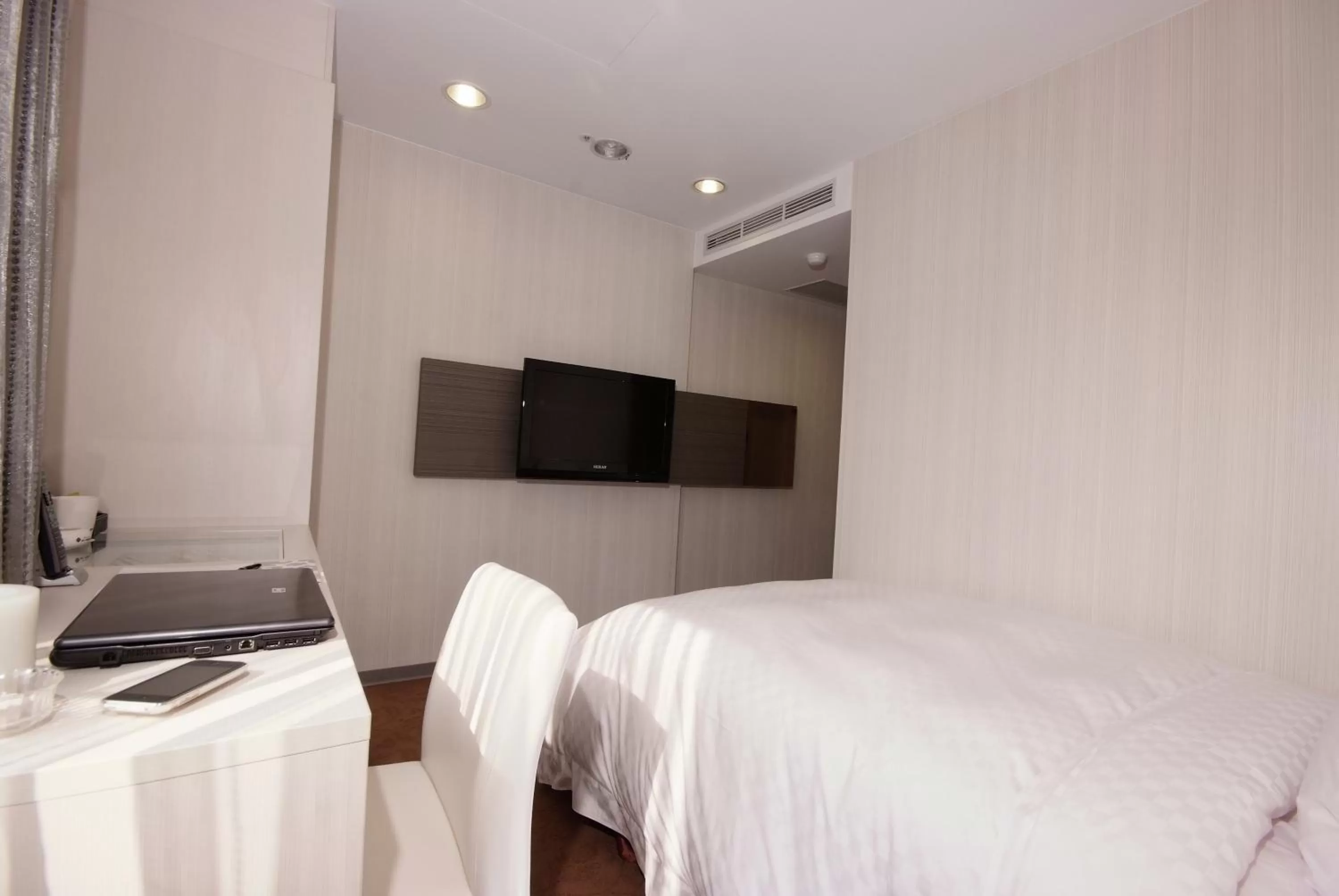 Photo of the whole room, Bed in Hotel Leisure 台中輕行旅