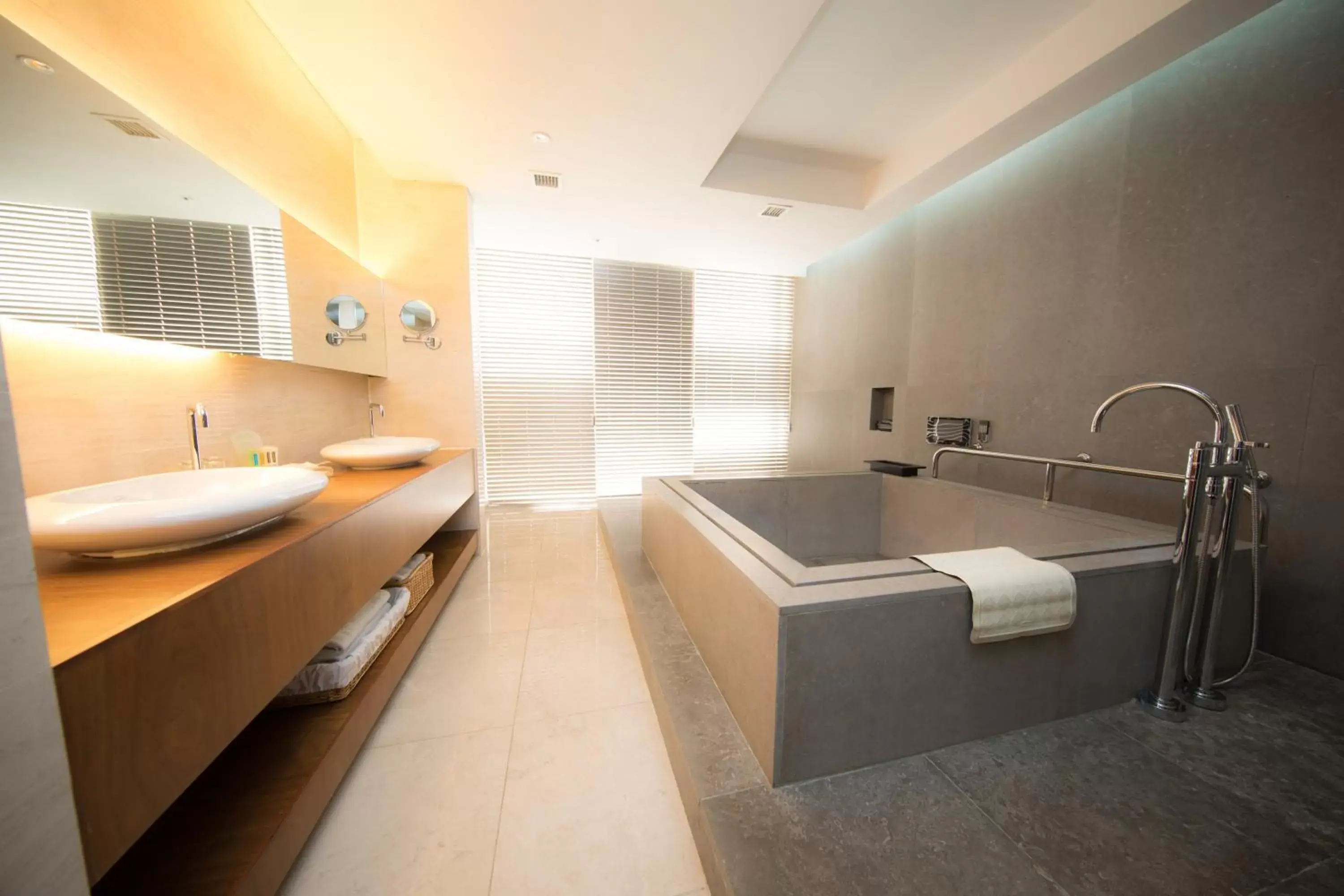 Photo of the whole room, Bathroom in Holiday Inn Gwangju, an IHG Hotel