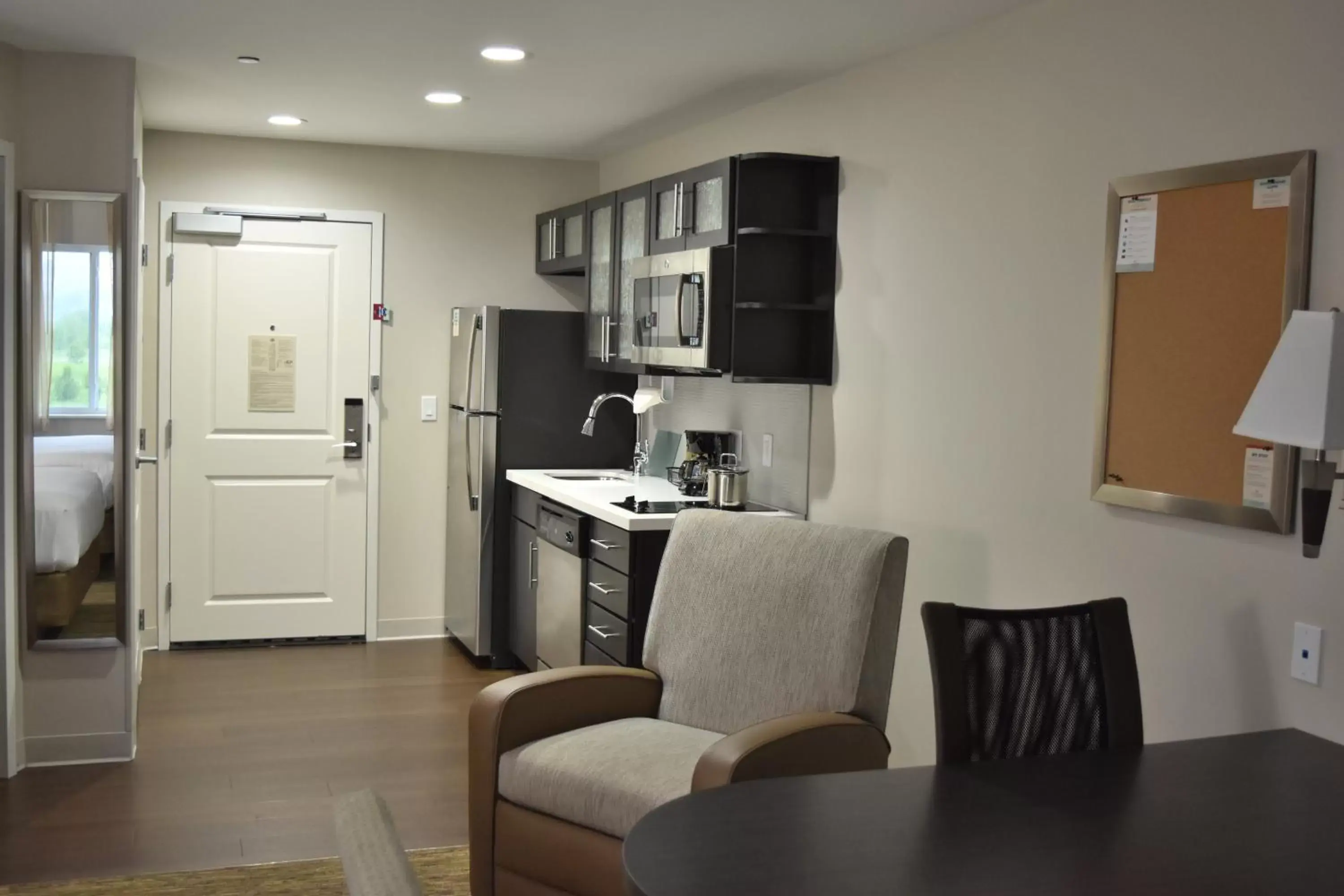 Photo of the whole room, Kitchen/Kitchenette in Candlewood Suites Independence, an IHG Hotel