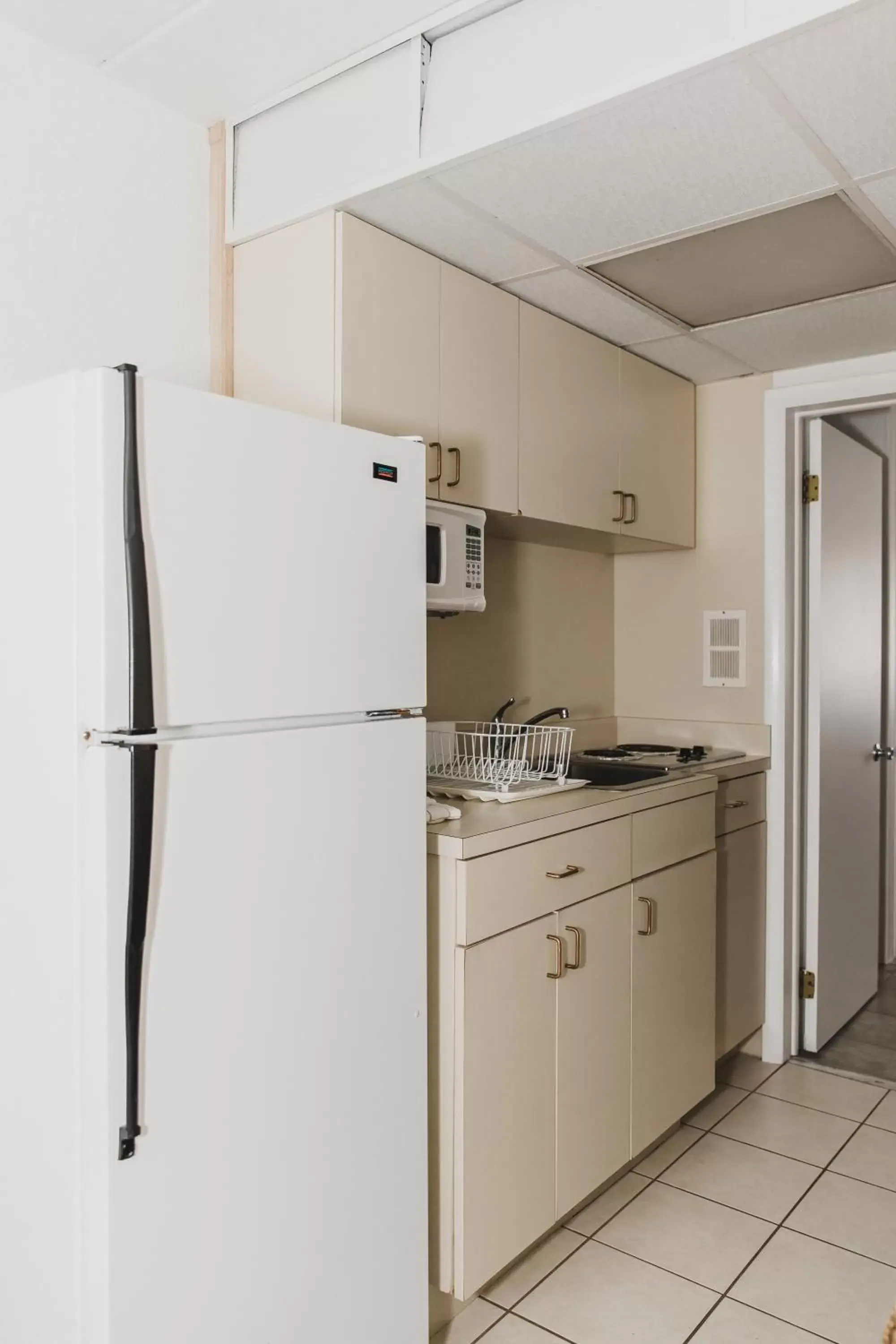 Kitchen/Kitchenette in Heart of Wildwood Motel