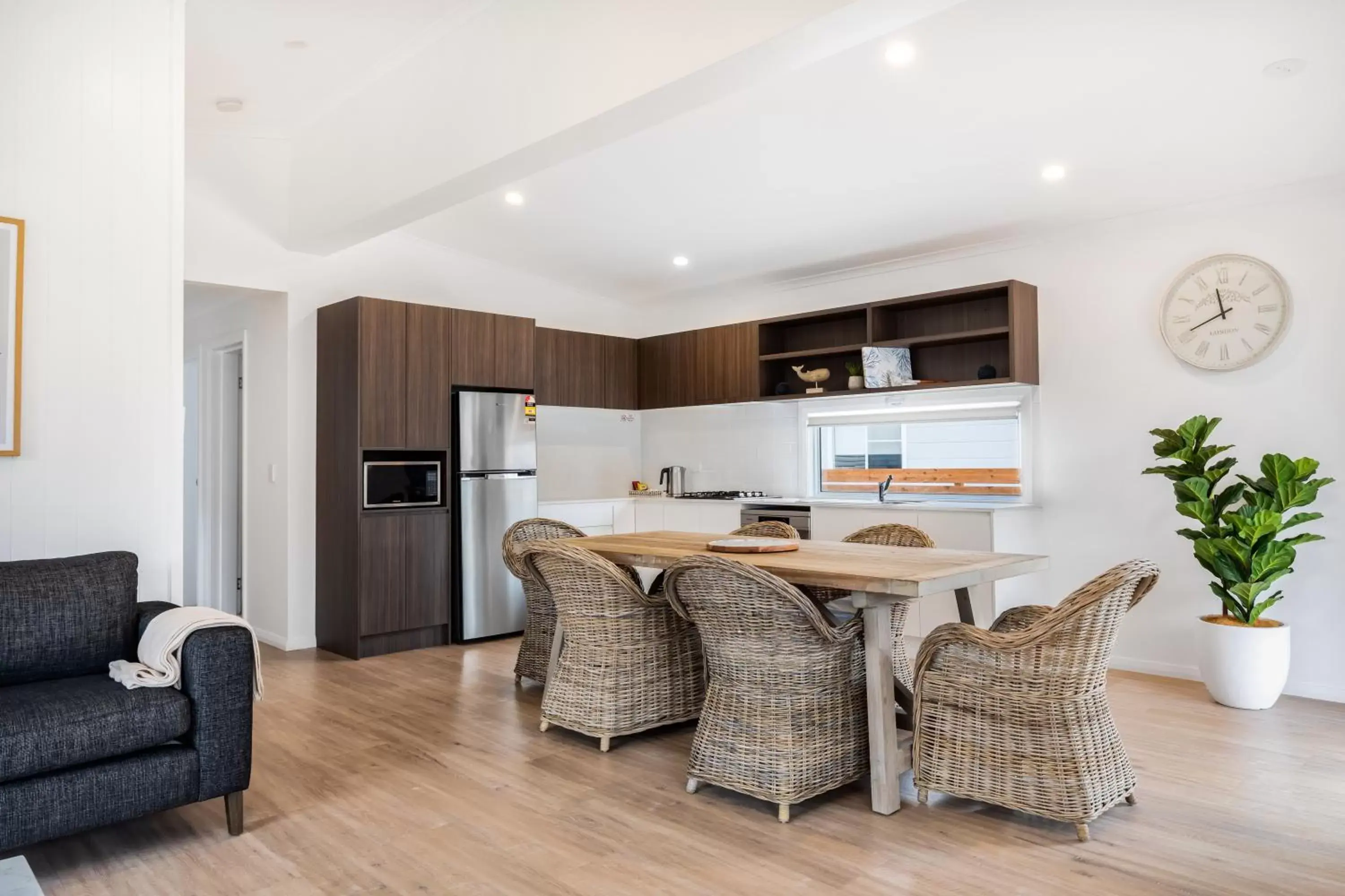 Dining area, Kitchen/Kitchenette in Seahorse Inn Hotel & Villas