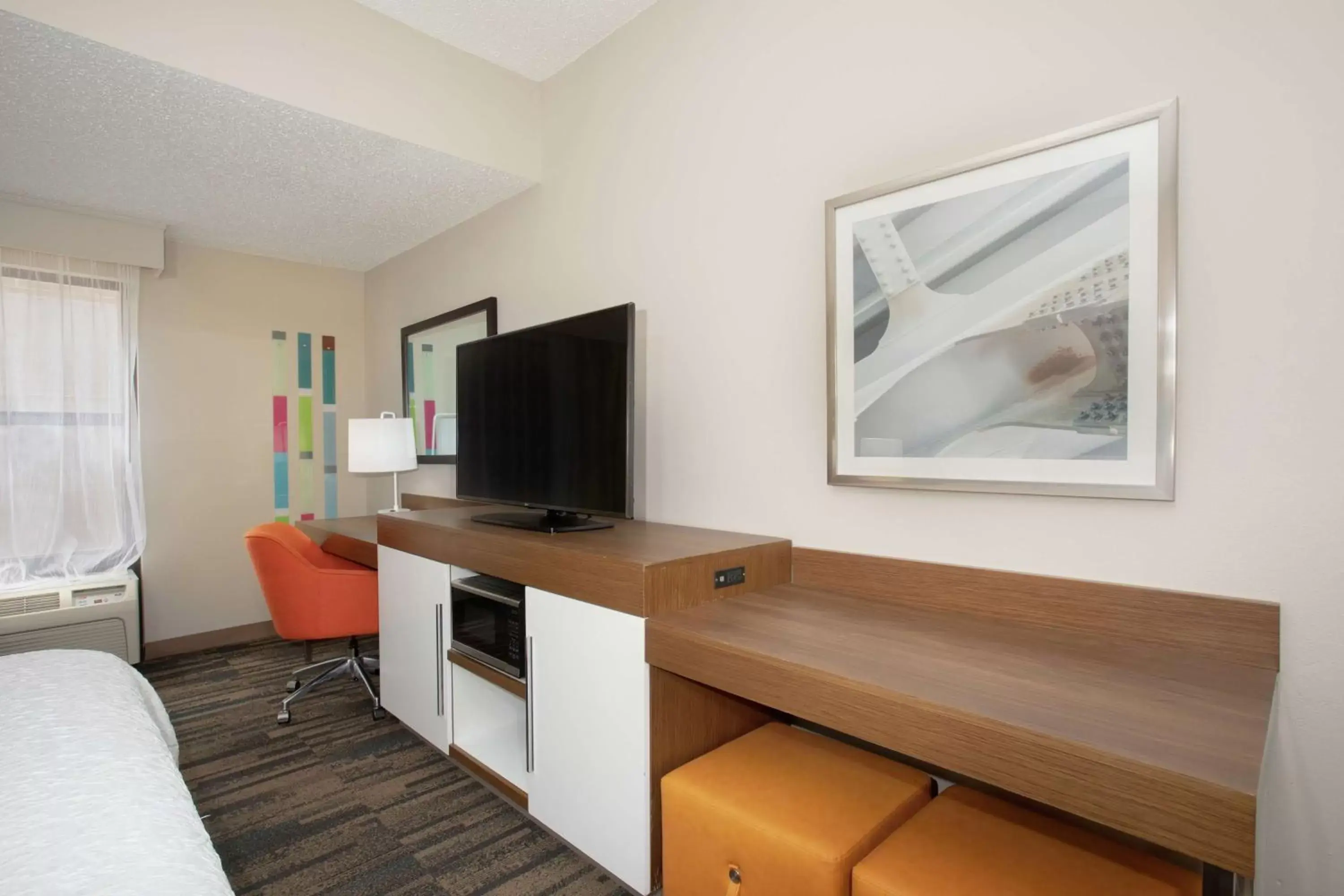 Bedroom, TV/Entertainment Center in Hampton Inn & Suites Kansas City-Merriam