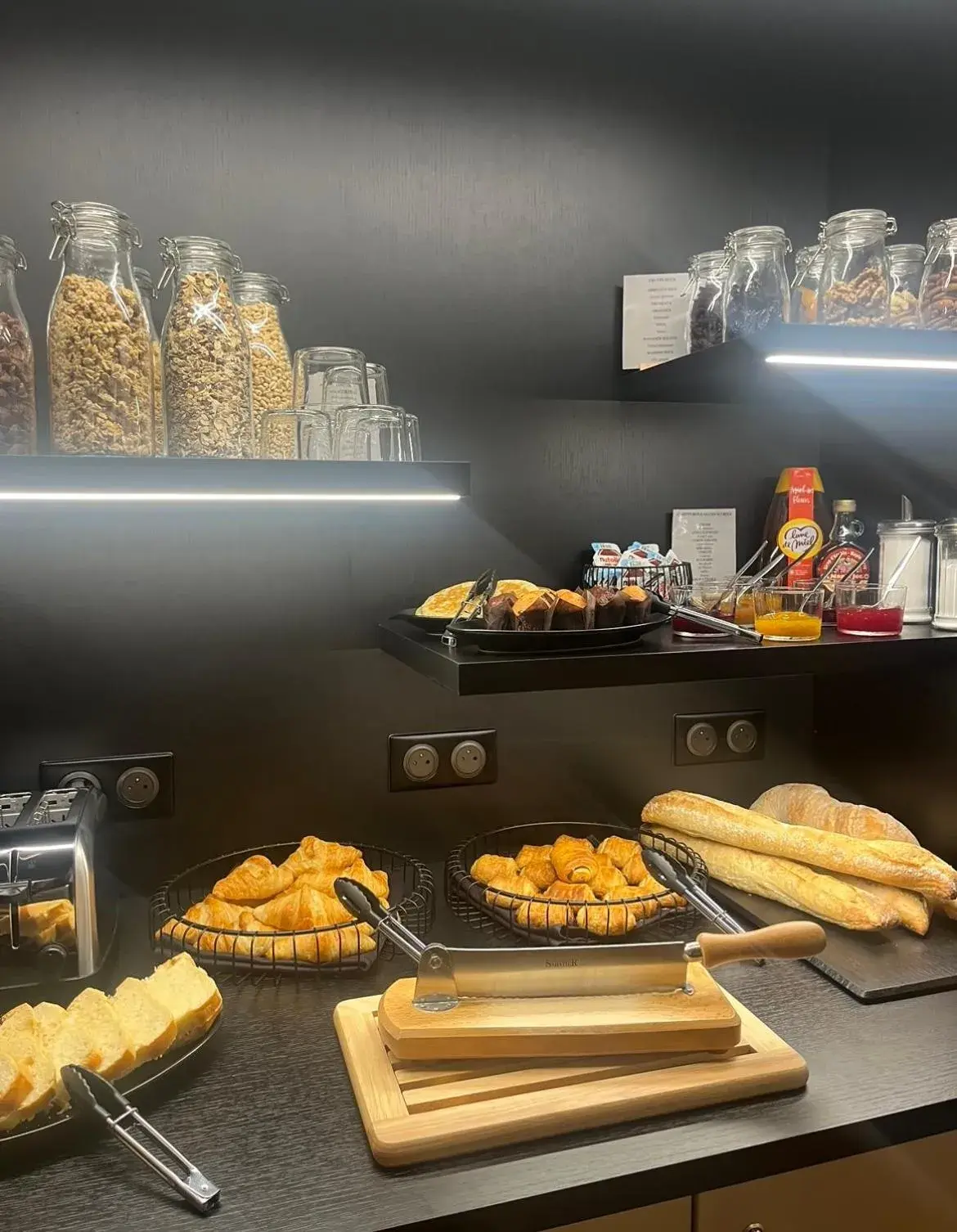 Breakfast in Hôtel Le Dormeur du Val Breakfast in Hôtel Le Dormeur du Val