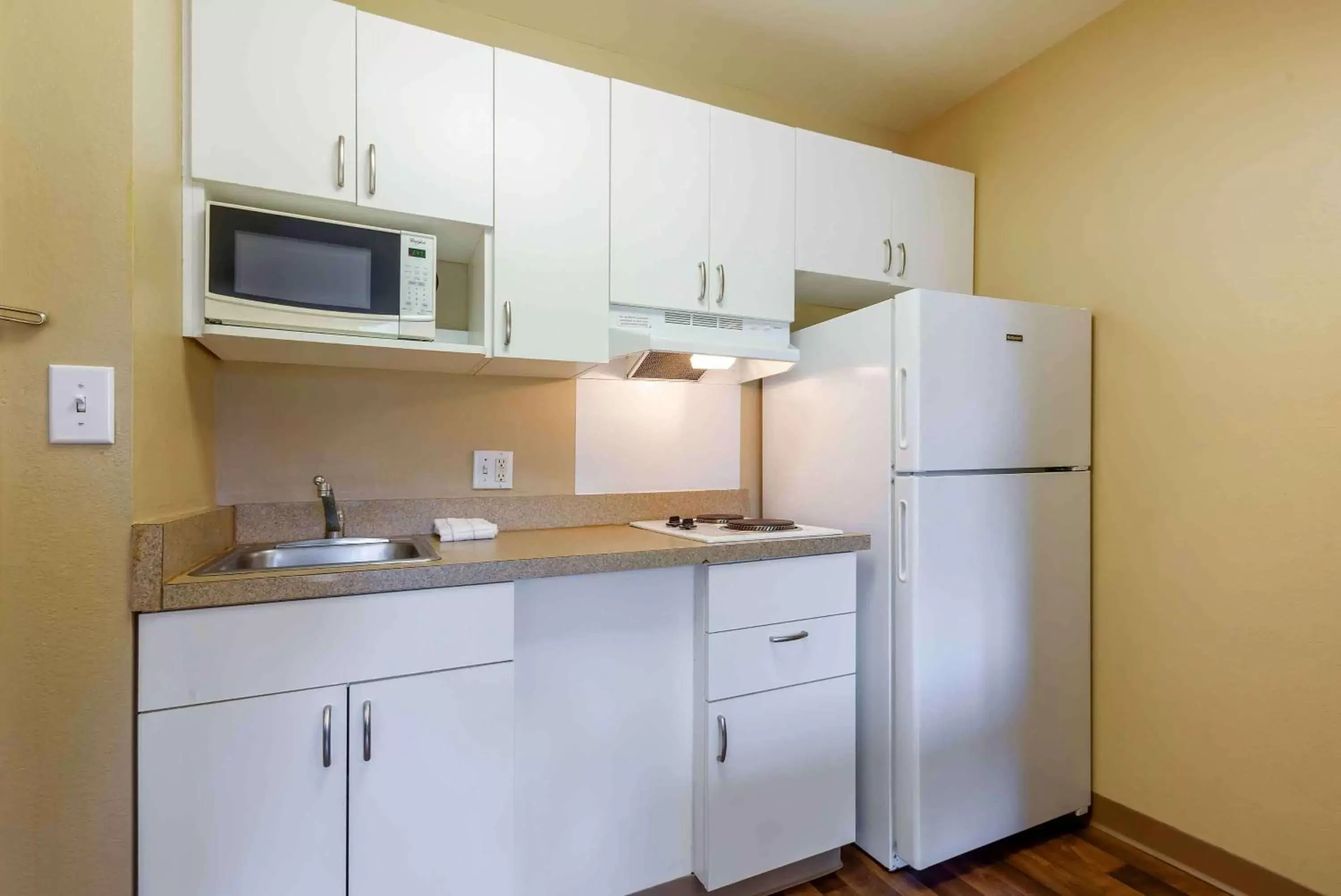 Bedroom, Kitchen/Kitchenette in Extended Stay America Suites - Piscataway - Rutgers University