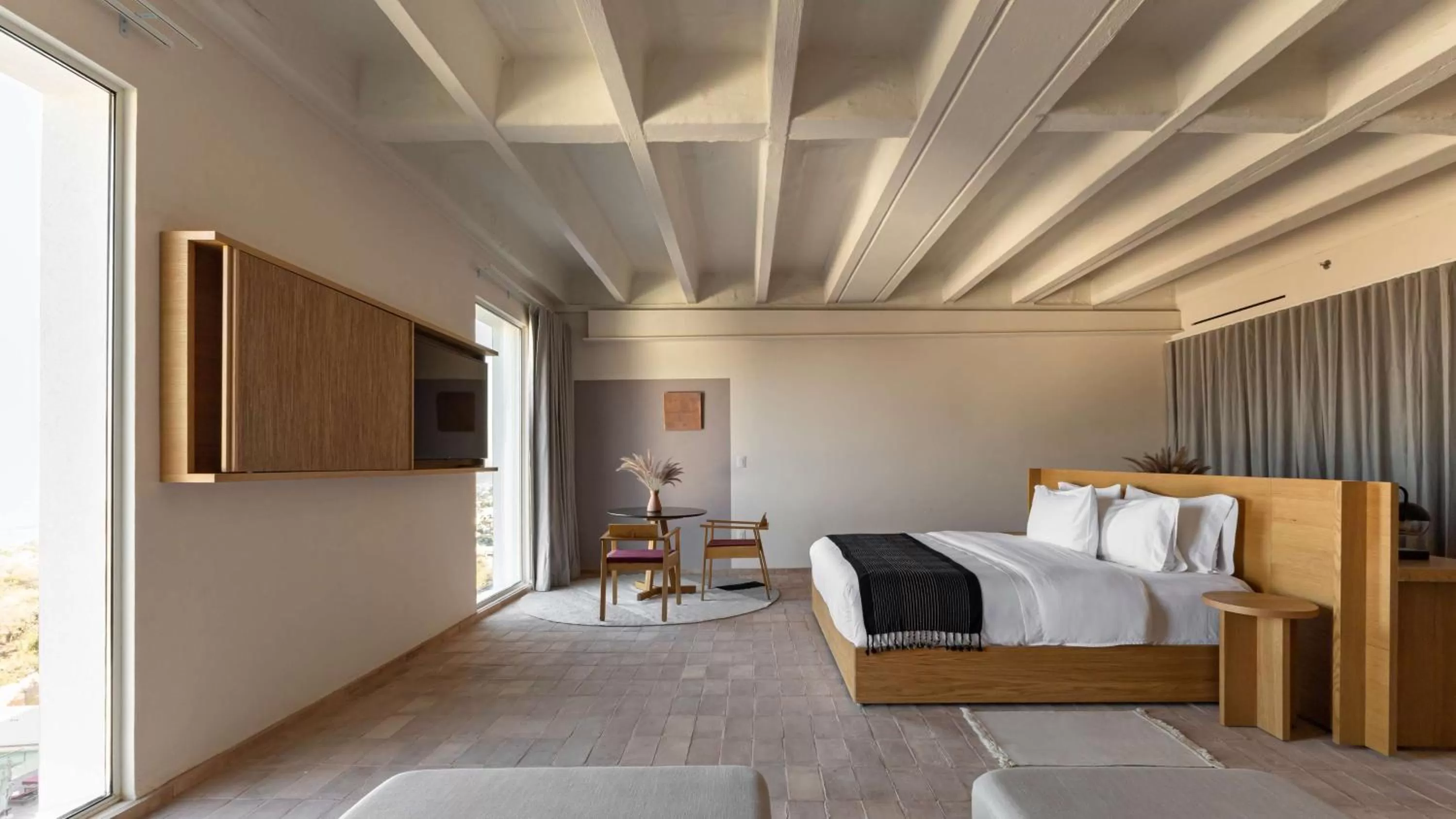 Bed in Albor San Miguel de Allende, Tapestry Collection by Hilton