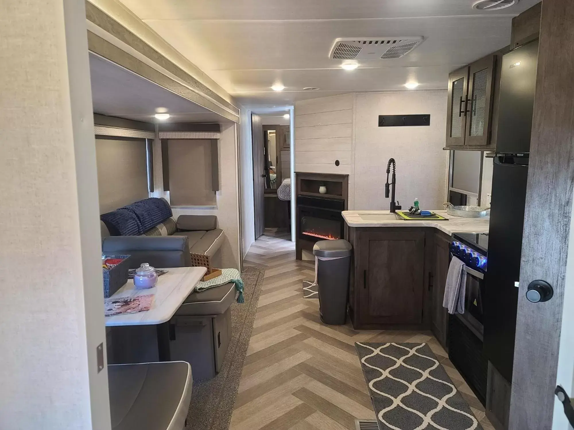 Living room, Kitchen/Kitchenette in Grand Canyon RV Glamping