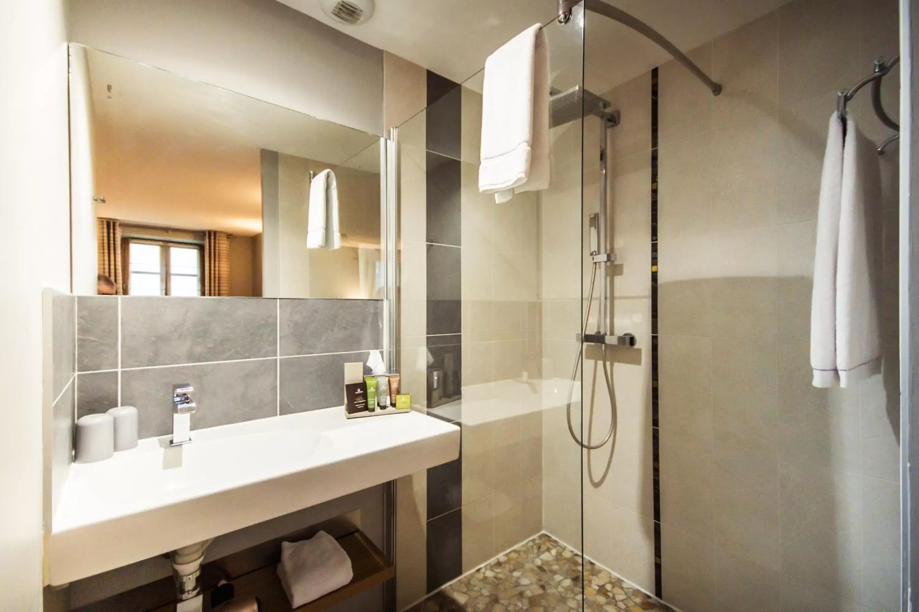 Shower, Bathroom in Logis Villa C Hôtel