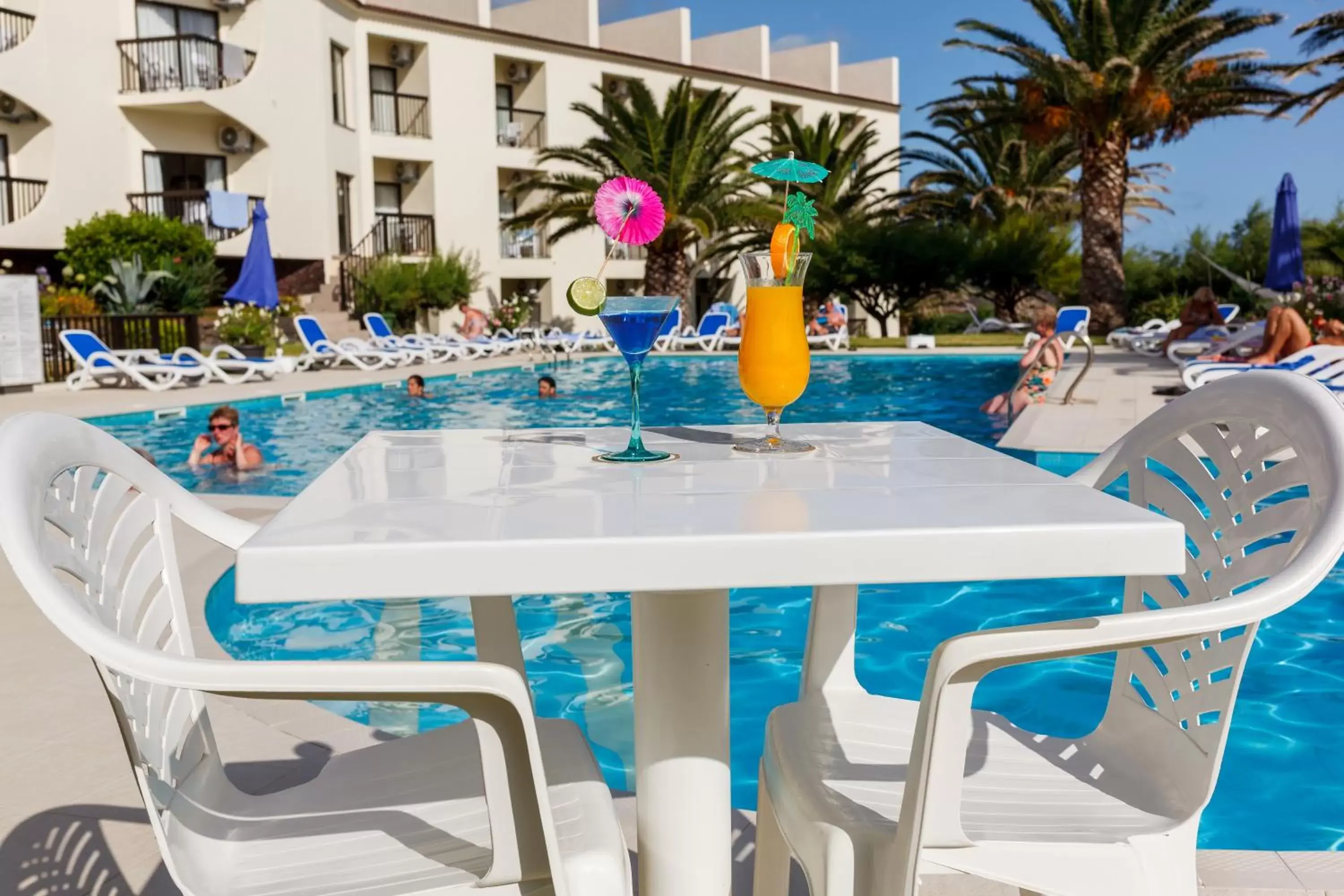 Alcoholic drinks, Swimming Pool in Hotel Sao Jorge Garden