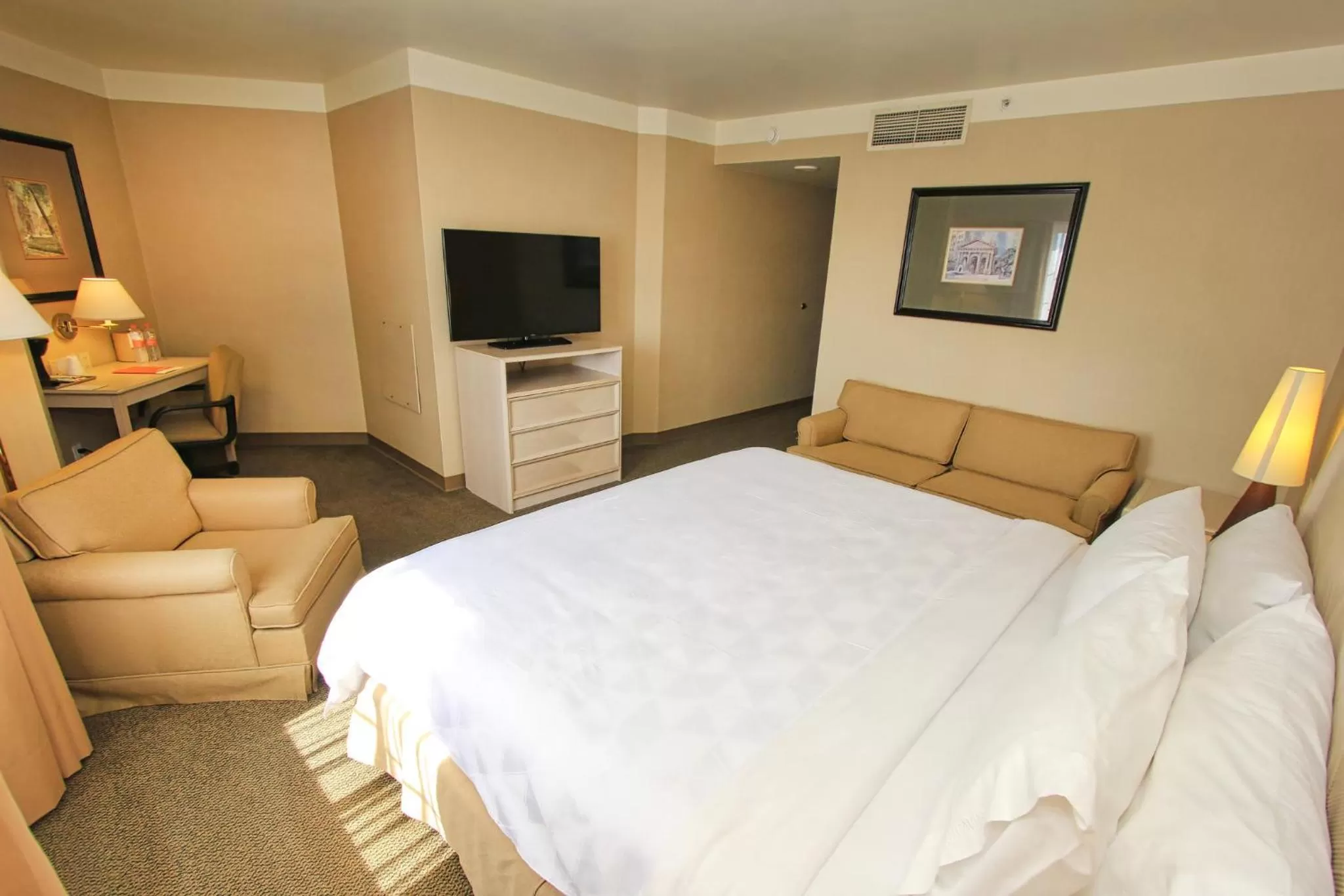 Photo of the whole room, Bed in Holiday Inn Leon-Convention Center by IHG