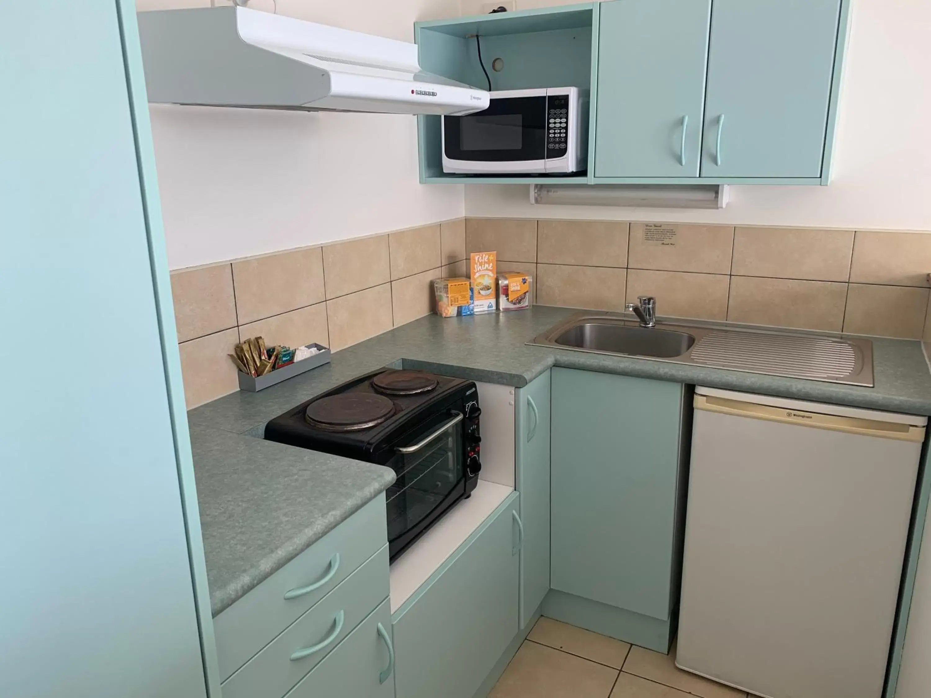 Kitchen or kitchenette, Kitchen/Kitchenette in Adina Place Motel Apartments