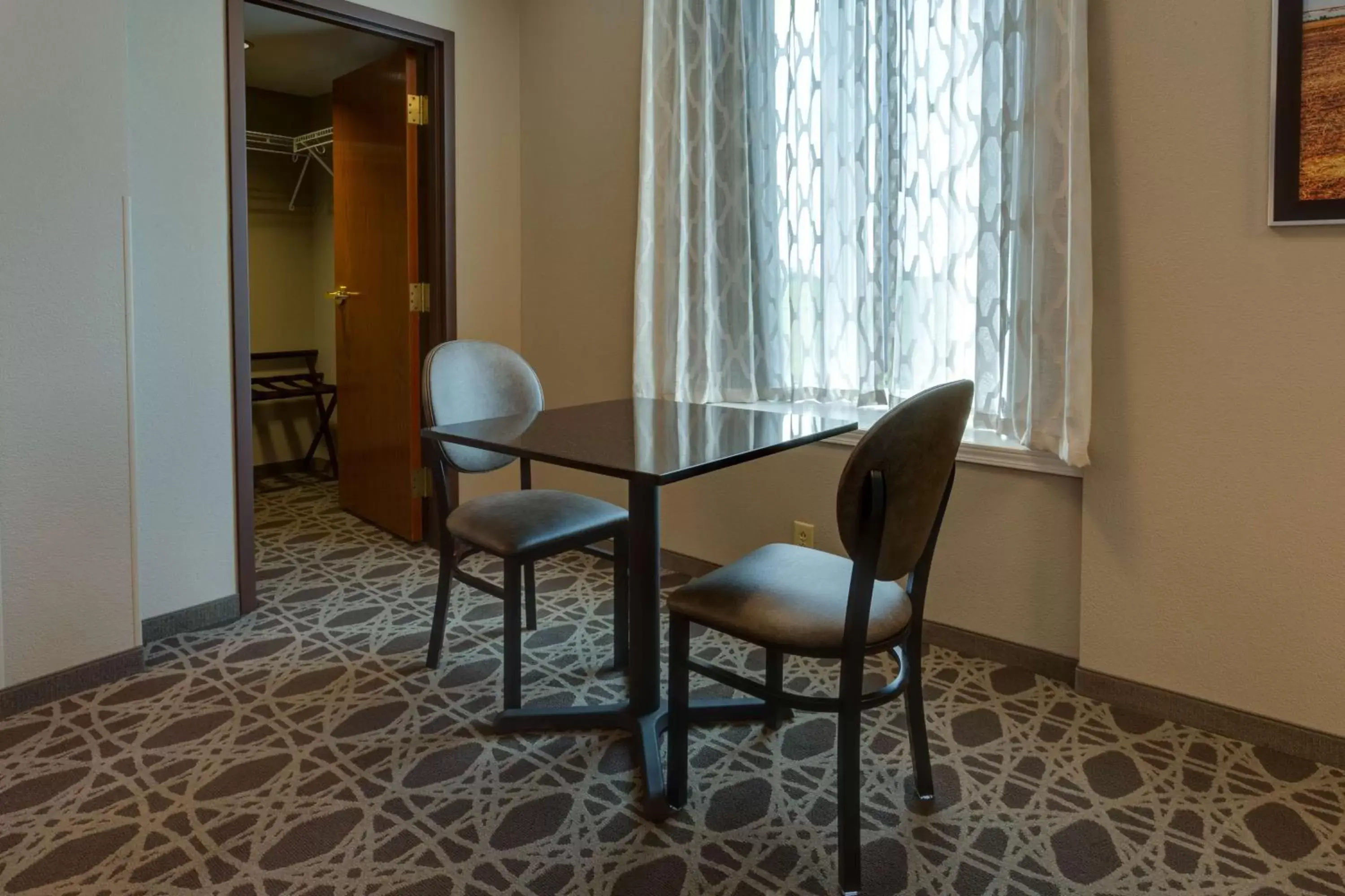 Photo of the whole room, Seating Area in Drury Inn & Suites Hayti Caruthersville