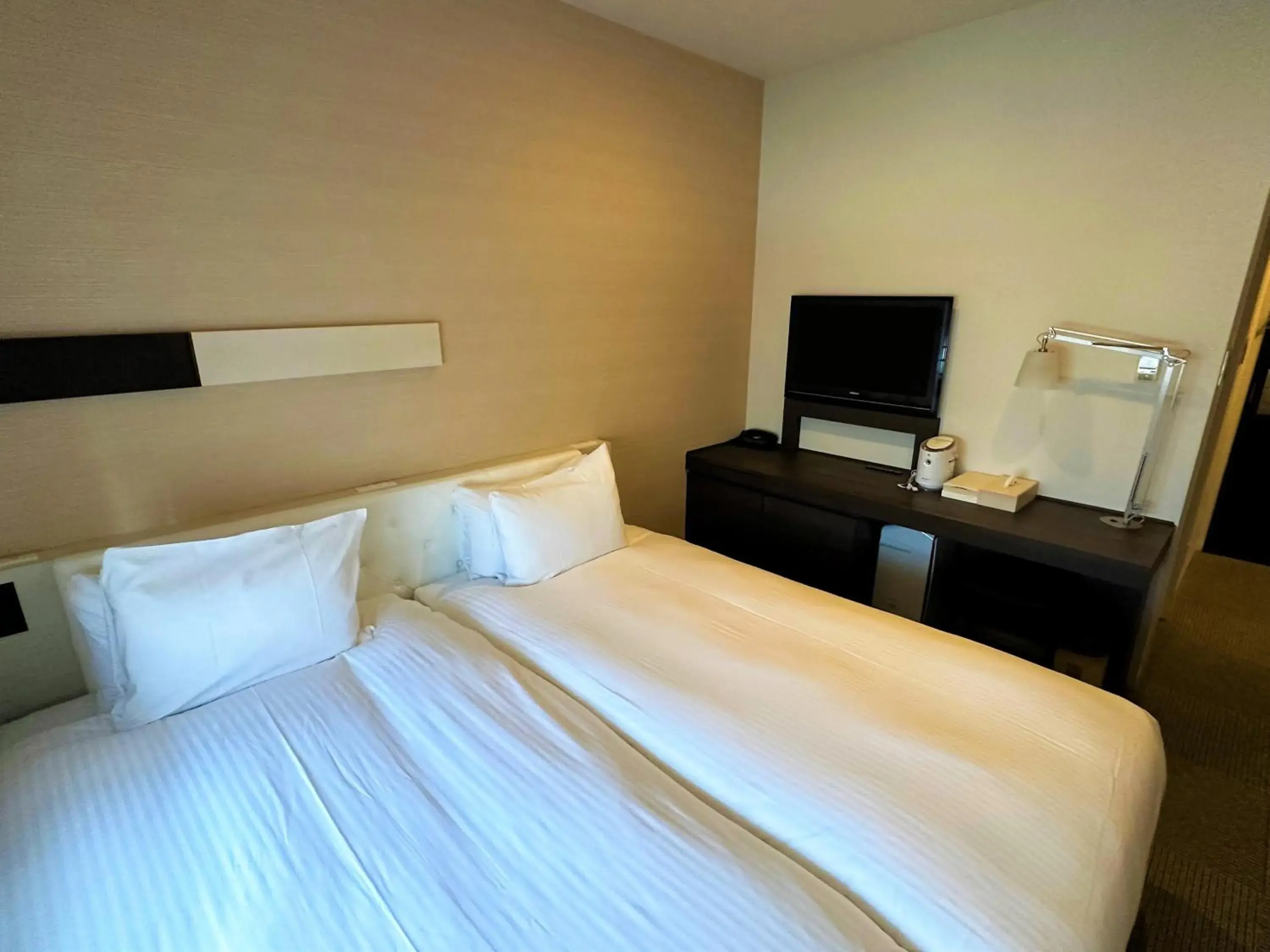 Photo of the whole room, Bed in Hotel Keihan Tokyo Yotsuya