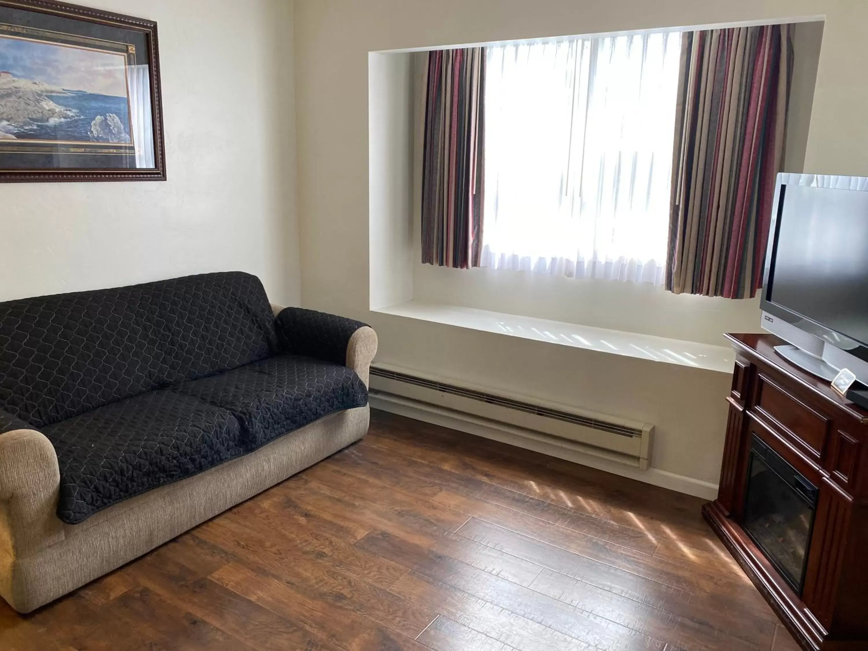 Living room, TV/Entertainment Center in Bide-A-Wee Inn and Cottages