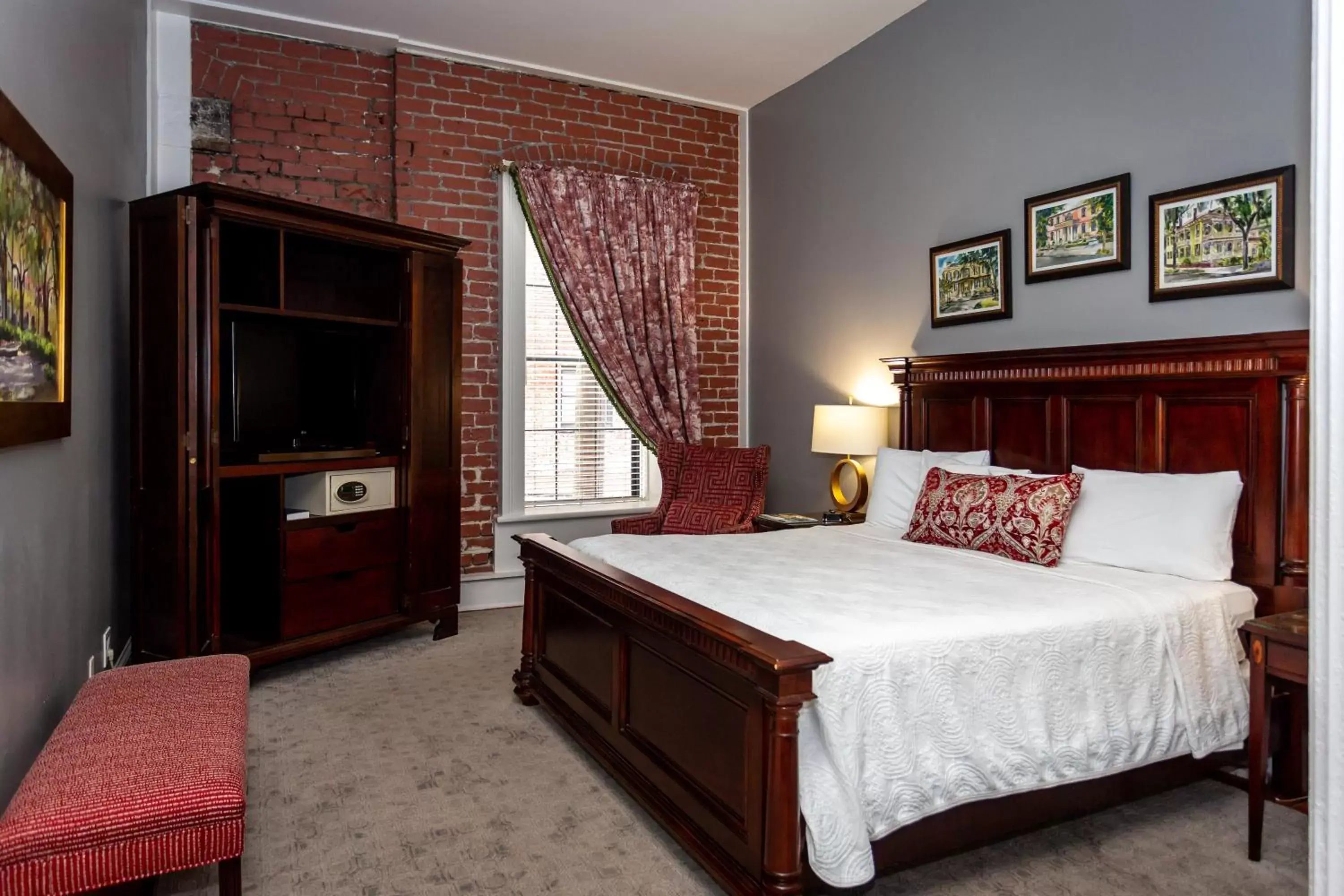 Deluxe King Room in East Bay Inn, Historic Inns of Savannah Collection
