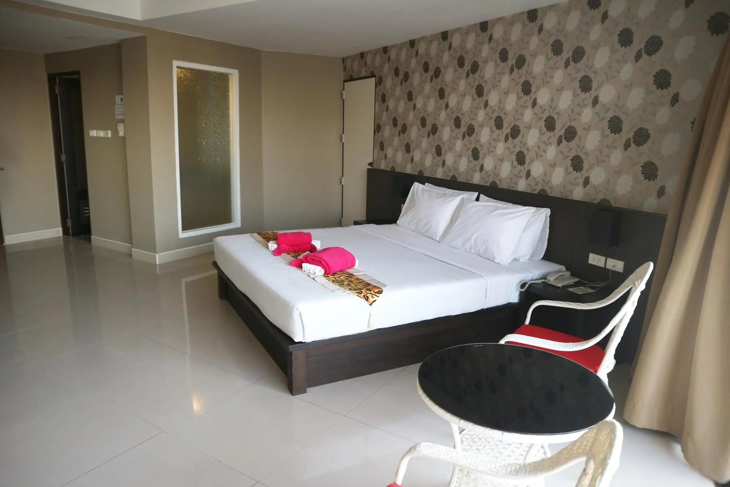 Bedroom, Bed in Welcome Plaza Hotel Pattaya