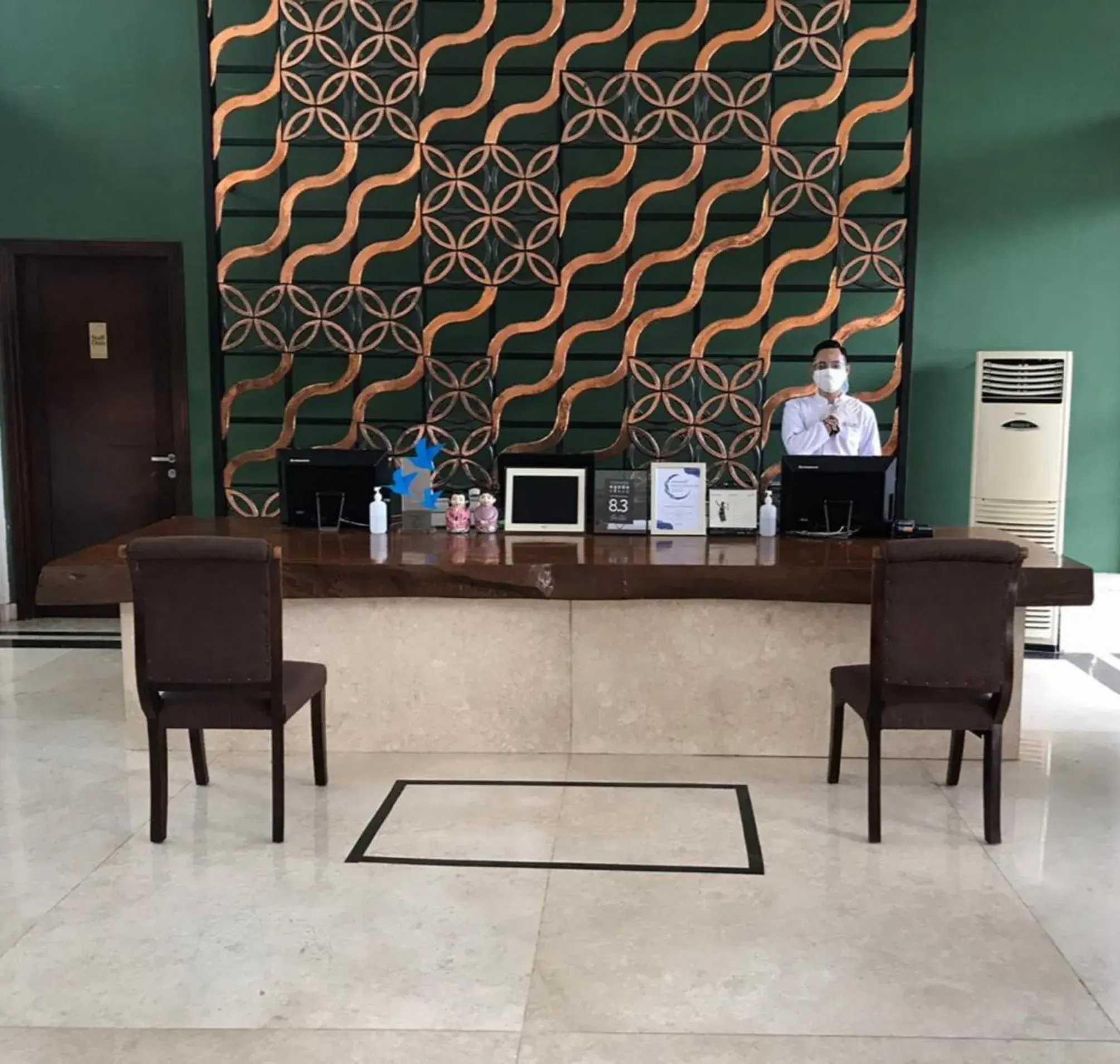 Lobby or reception, TV/Entertainment Center in LYNN Hotel by Horison