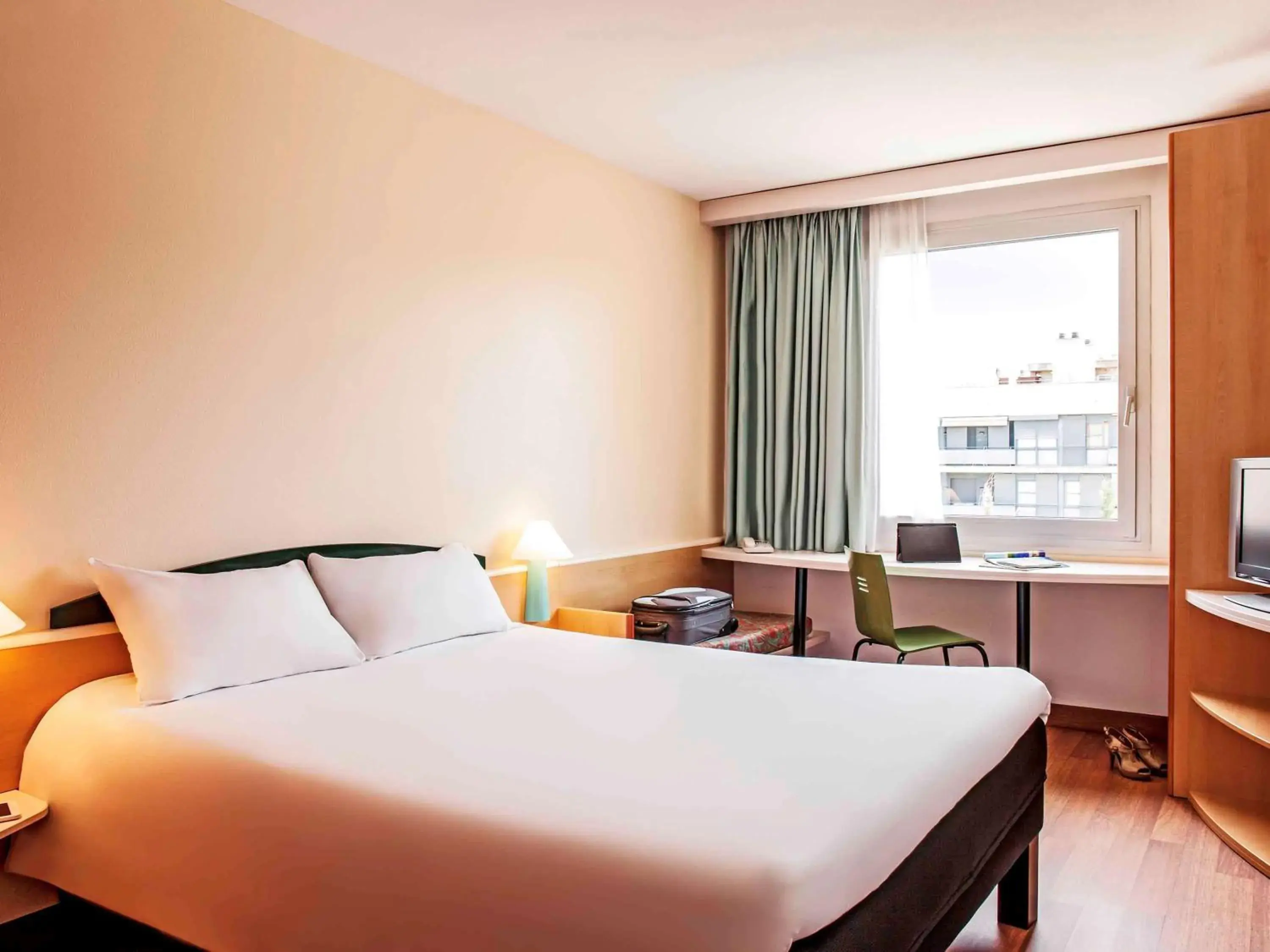 Photo of the whole room, Bed in Ibis Barcelona Molins de Rei