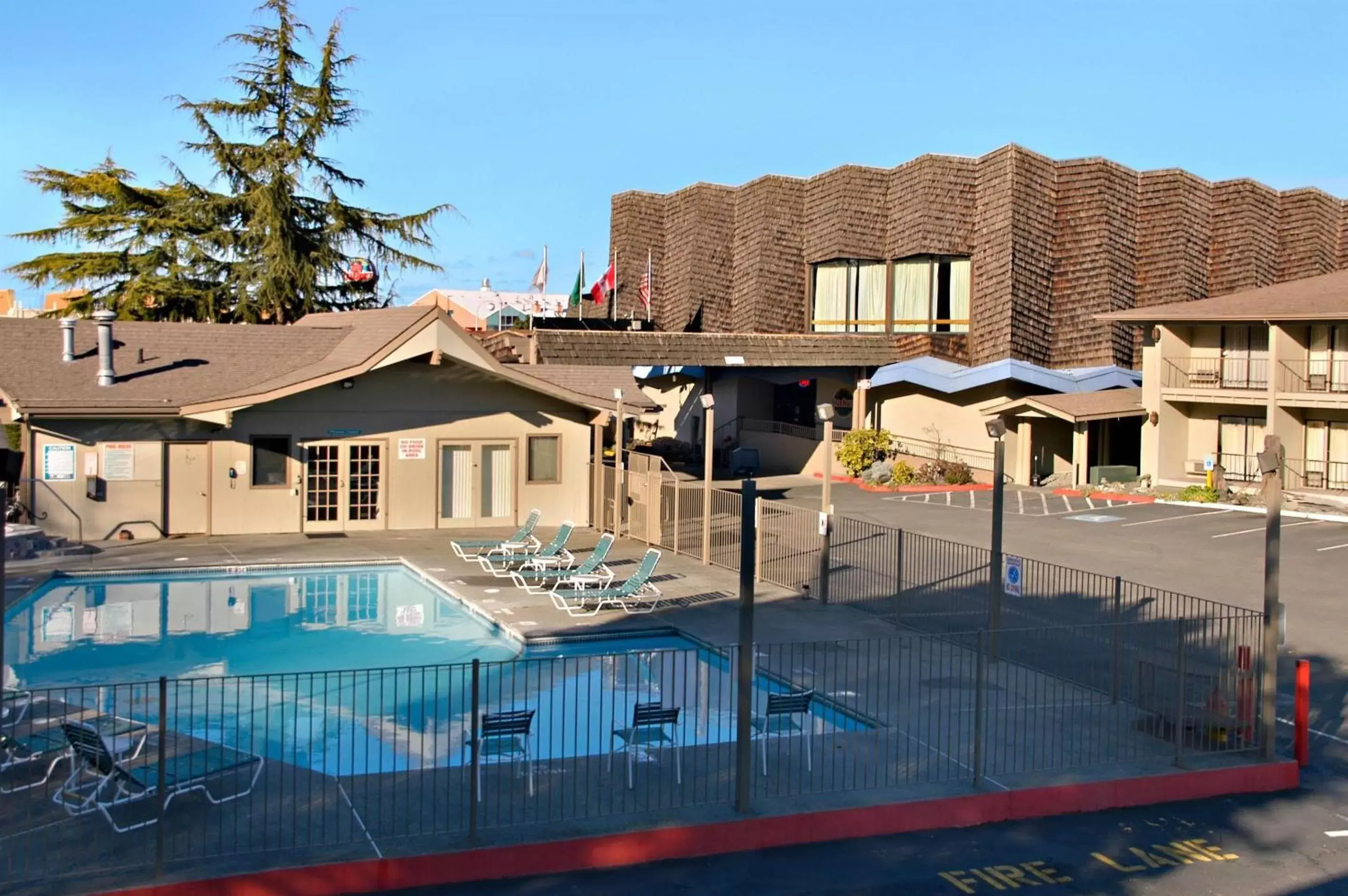 Swimming Pool in Red Lion Hotel Port Angeles Harbor