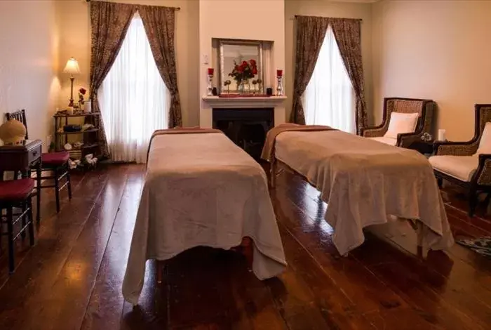 Massage, Bed in Niagara Crossing Hotel and Spa