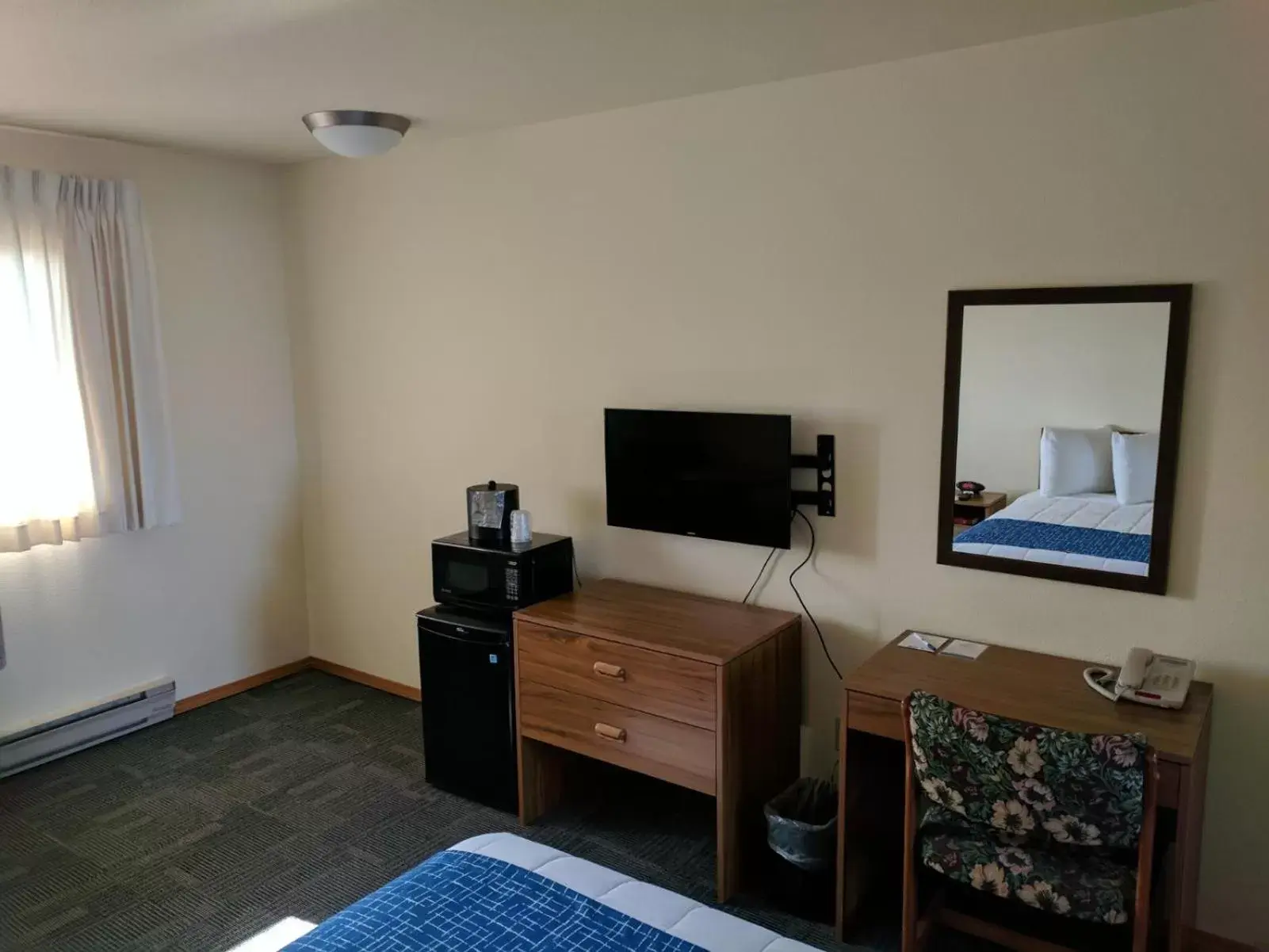 Photo of the whole room, TV/Entertainment Center in Travelodge by Wyndham Three Forks