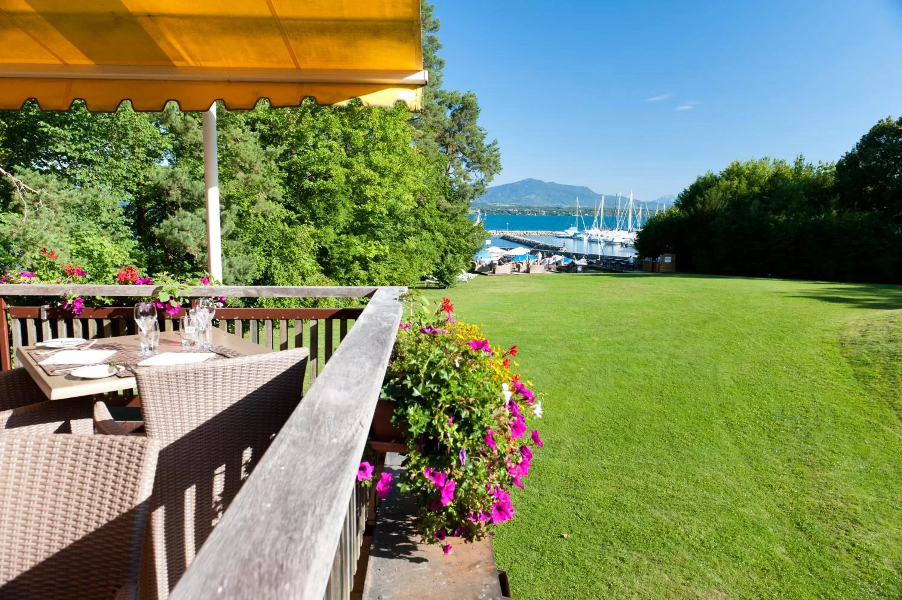 Garden view in Hotel La Barcarolle