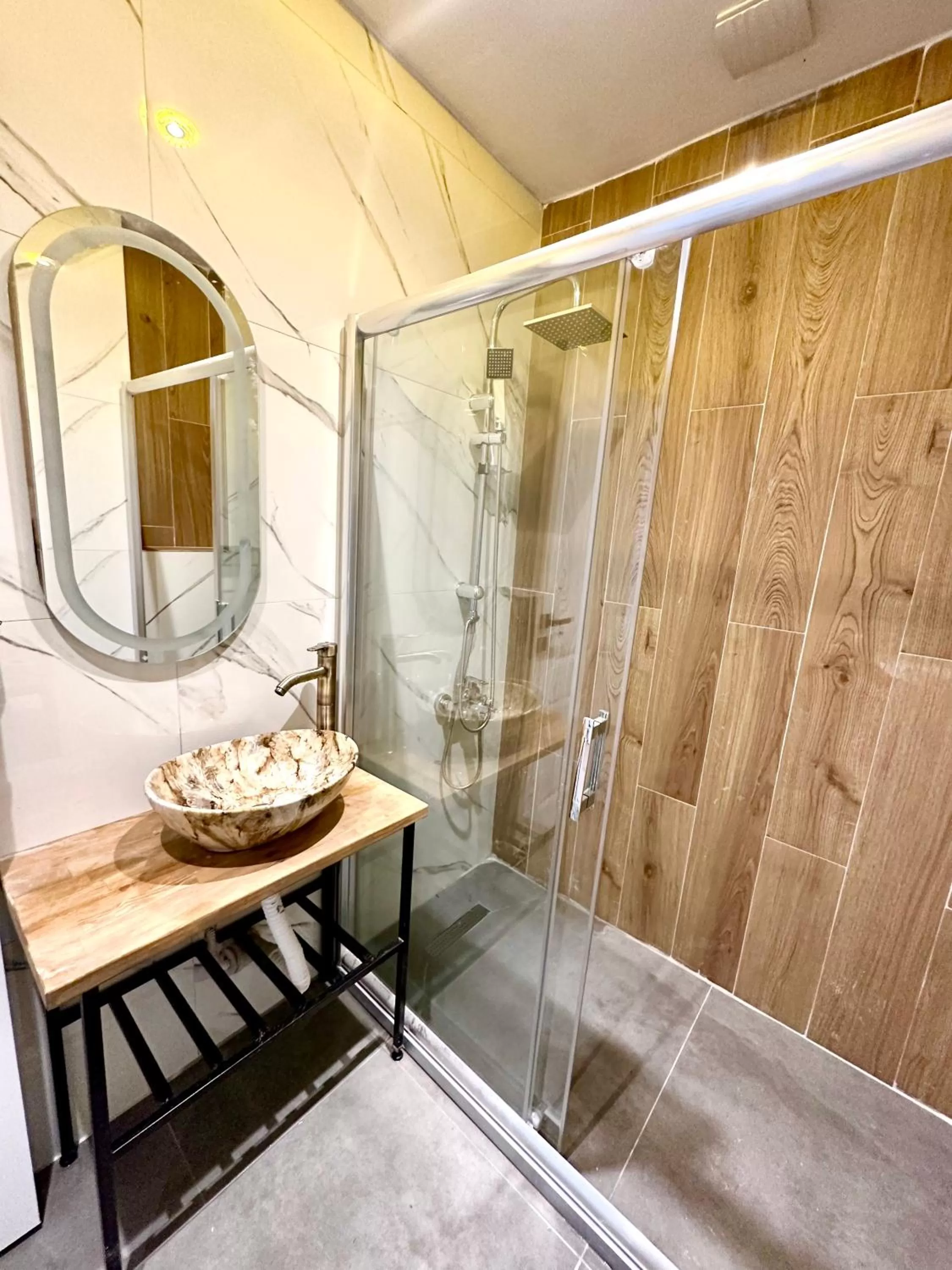 Shower in Newalla Hotel Old City