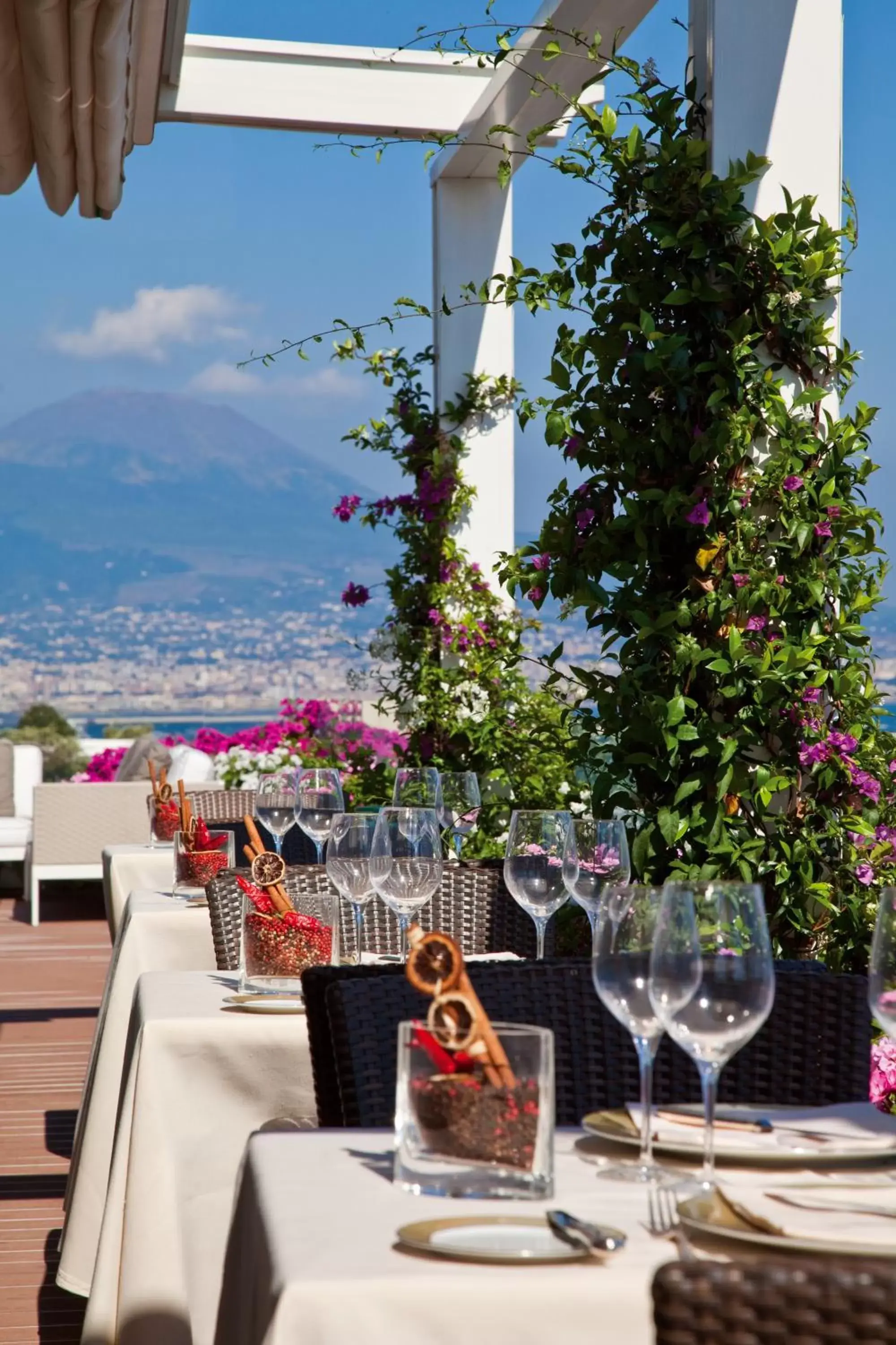 Restaurant/places to eat in Grand Hotel Vesuvio Restaurant/places to eat in Grand Hotel Vesuvio