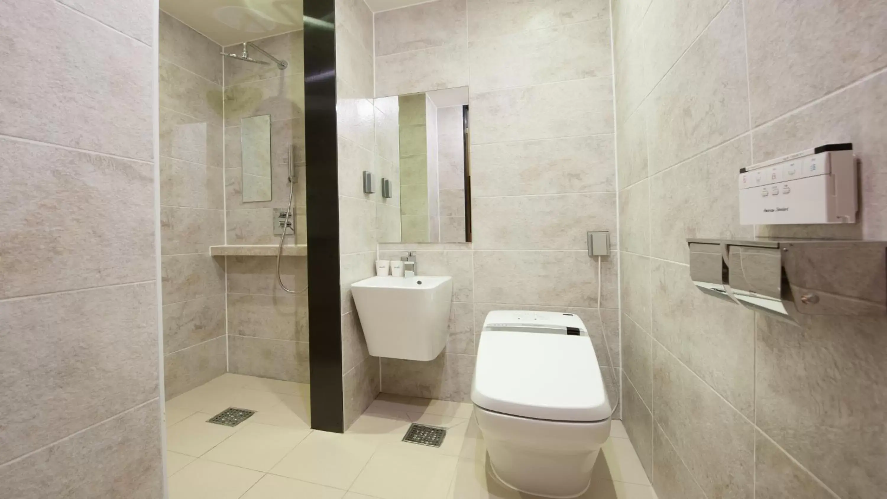 Toilet, Bathroom in Rian Hotel