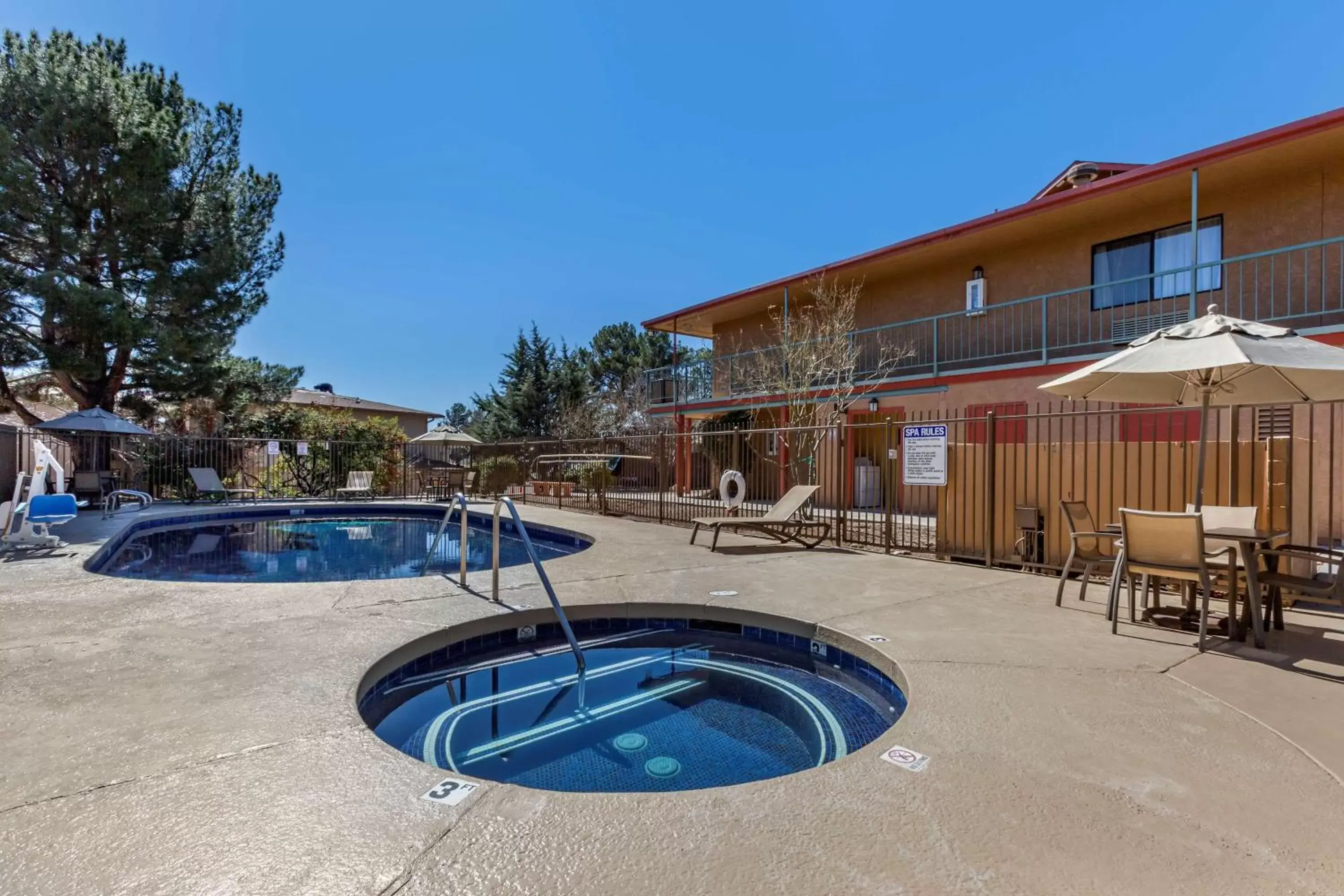 Hot Tub, Swimming Pool in Best Western Cottonwood Inn