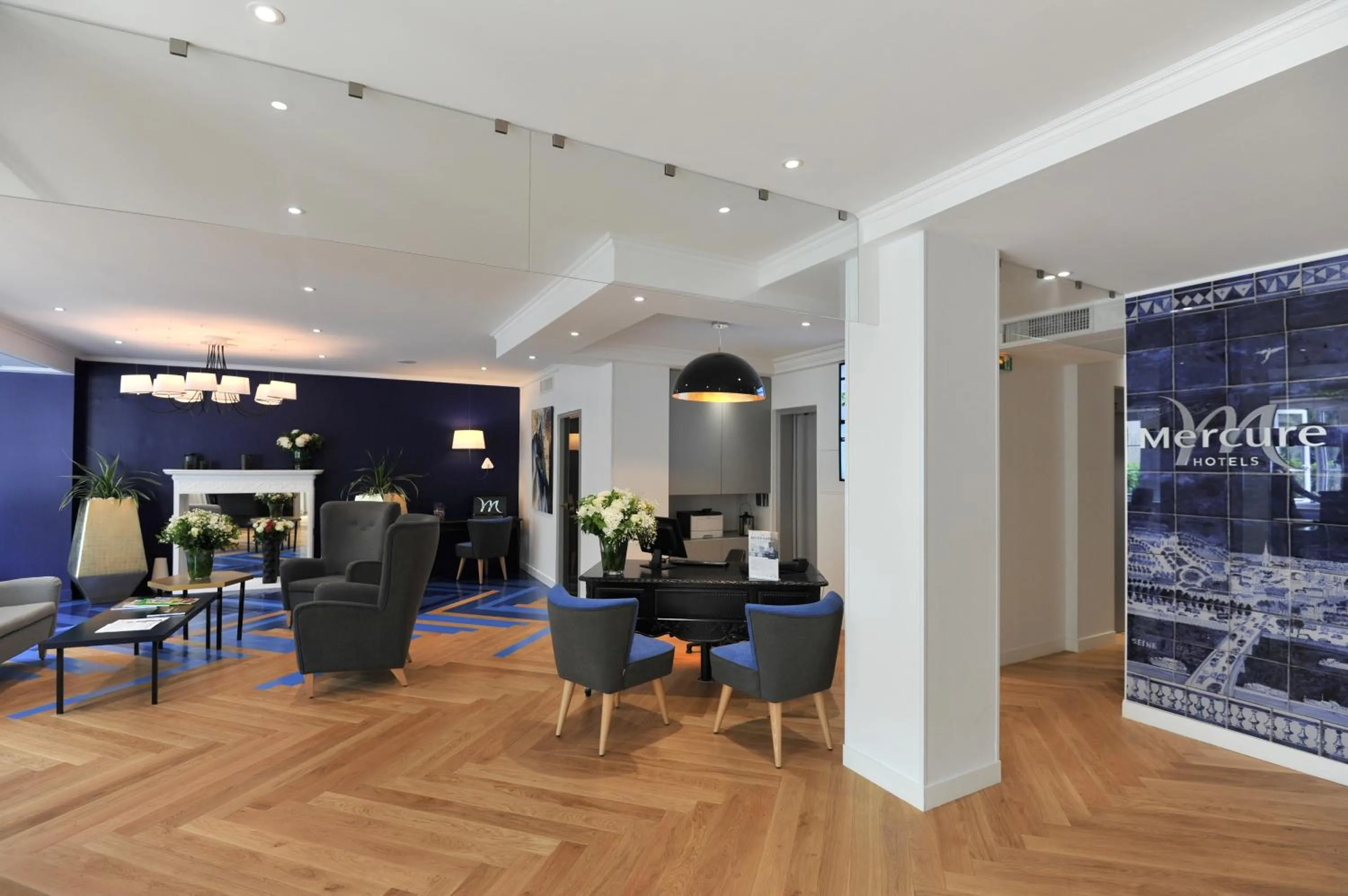 Lobby or reception in Mercure Paris Saint Cloud Hippodrome