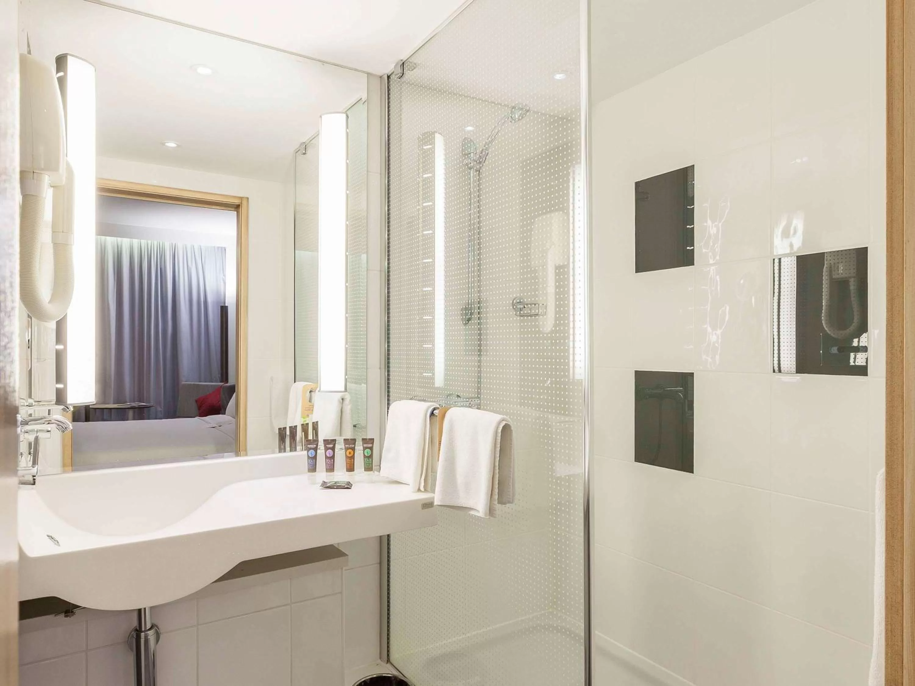 Standard Room With Queen Size Bed And Sofa in Novotel Istanbul Zeytinburnu