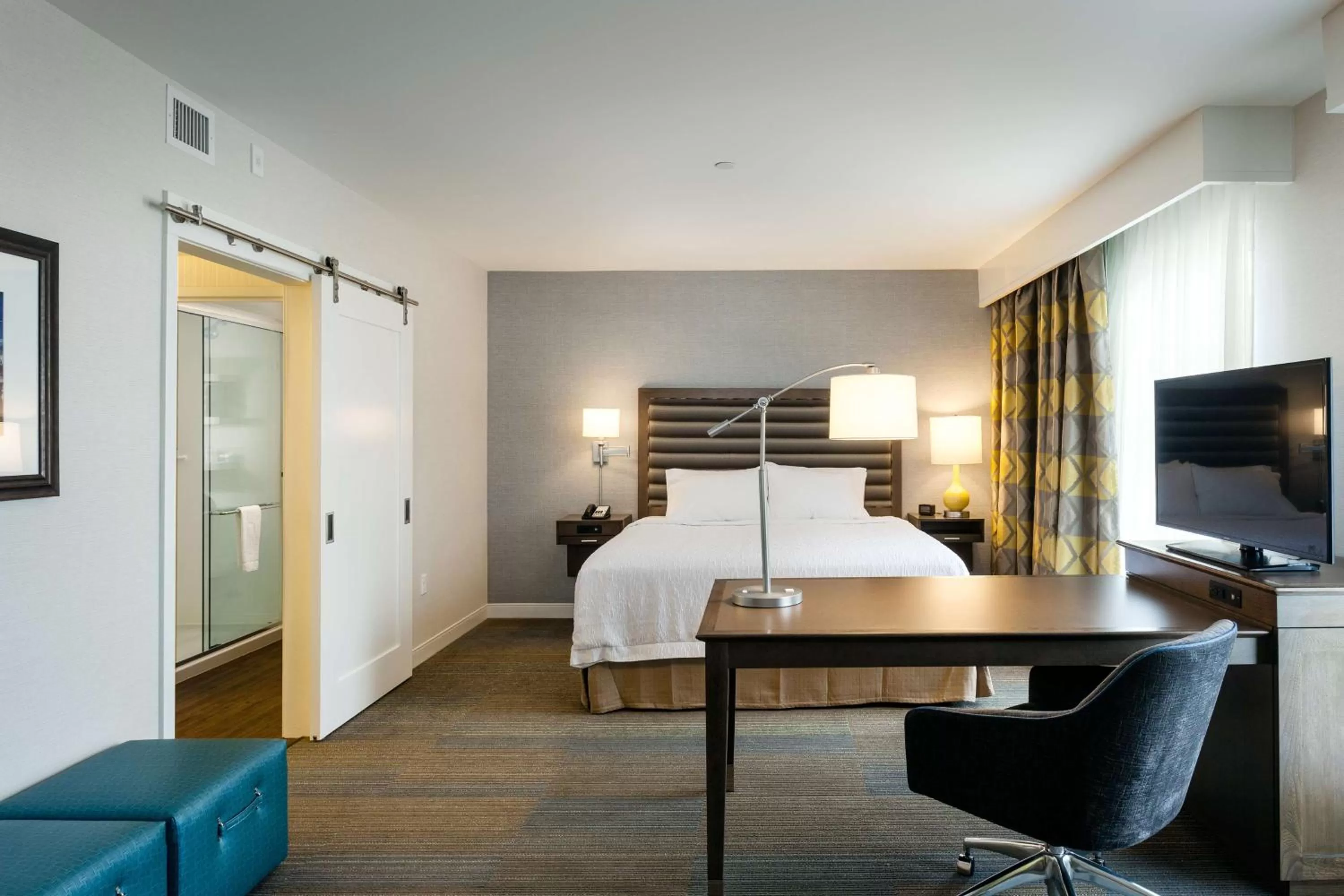 Bed in Hampton Inn & Suites by Hilton Seattle/Northgate