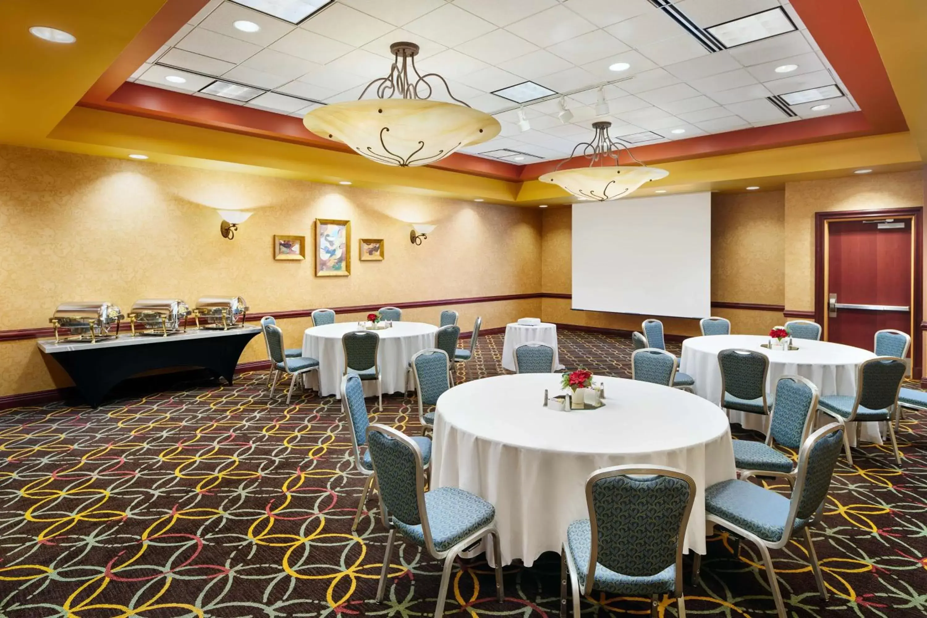 Restaurant/places to eat in Embassy Suites by Hilton Hampton Convention Center