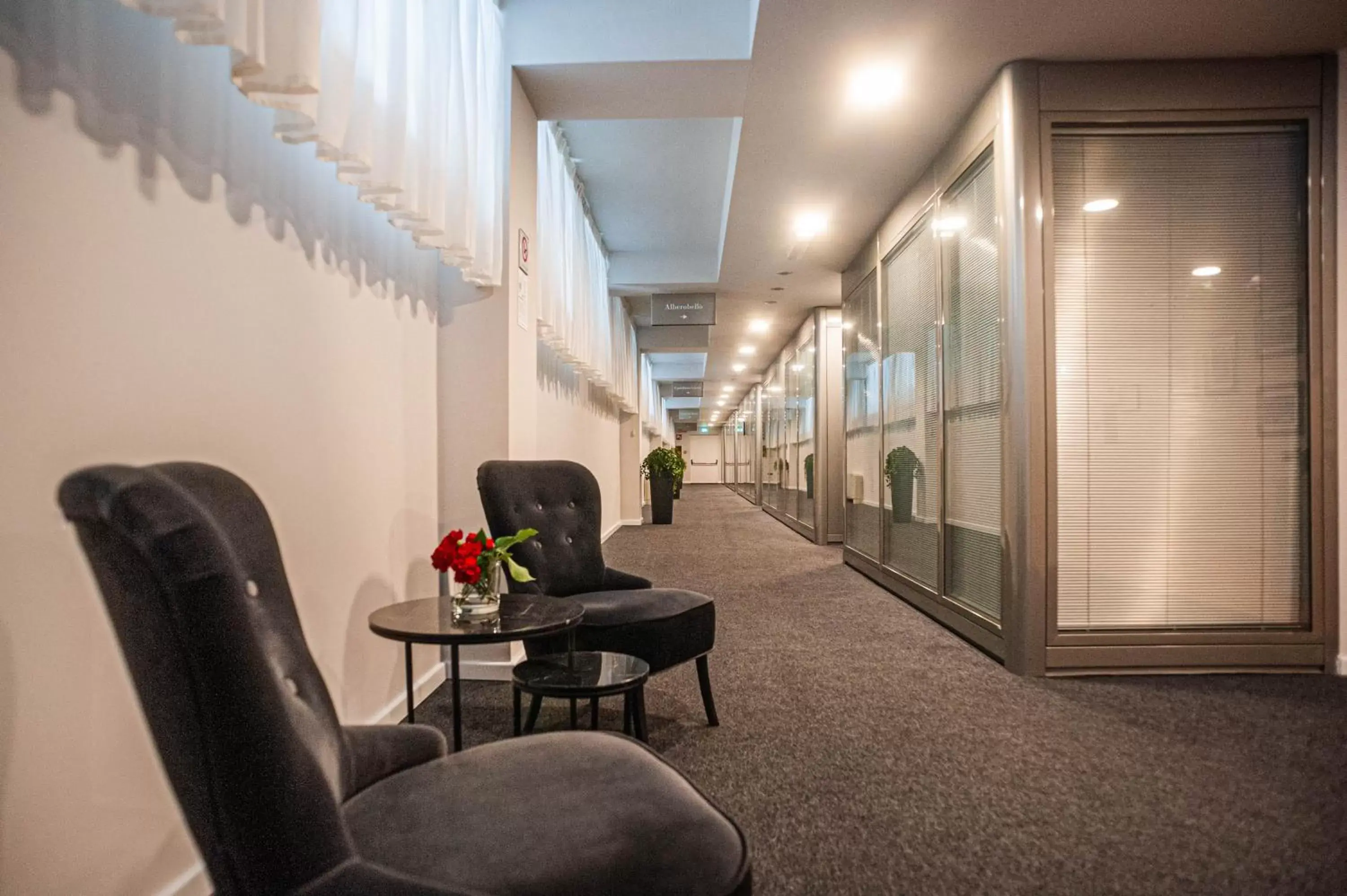 Seating area in Hotel Excelsior Bari