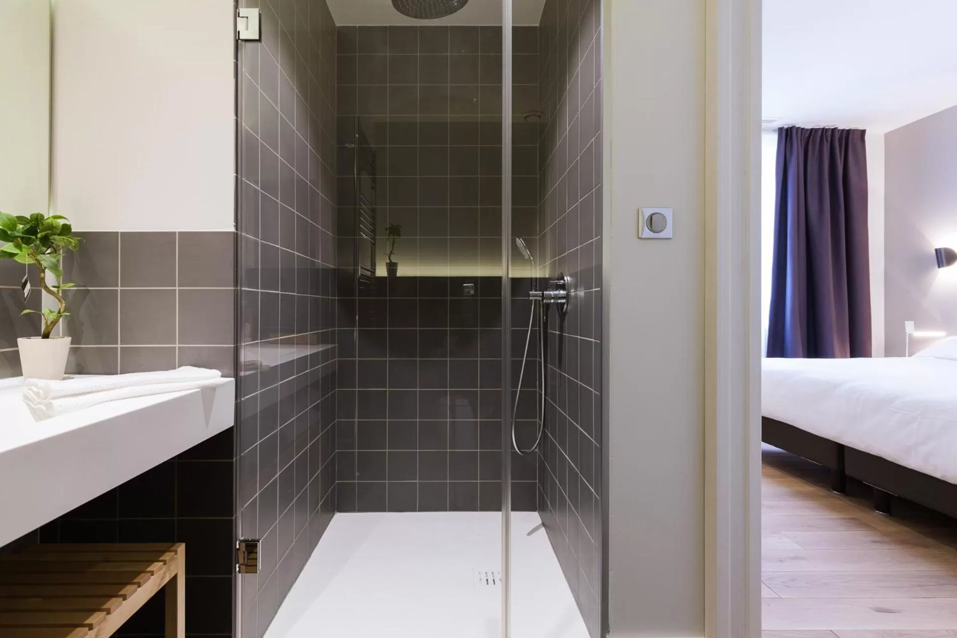 Shower, Bed in Appartement T4 Le Courbin