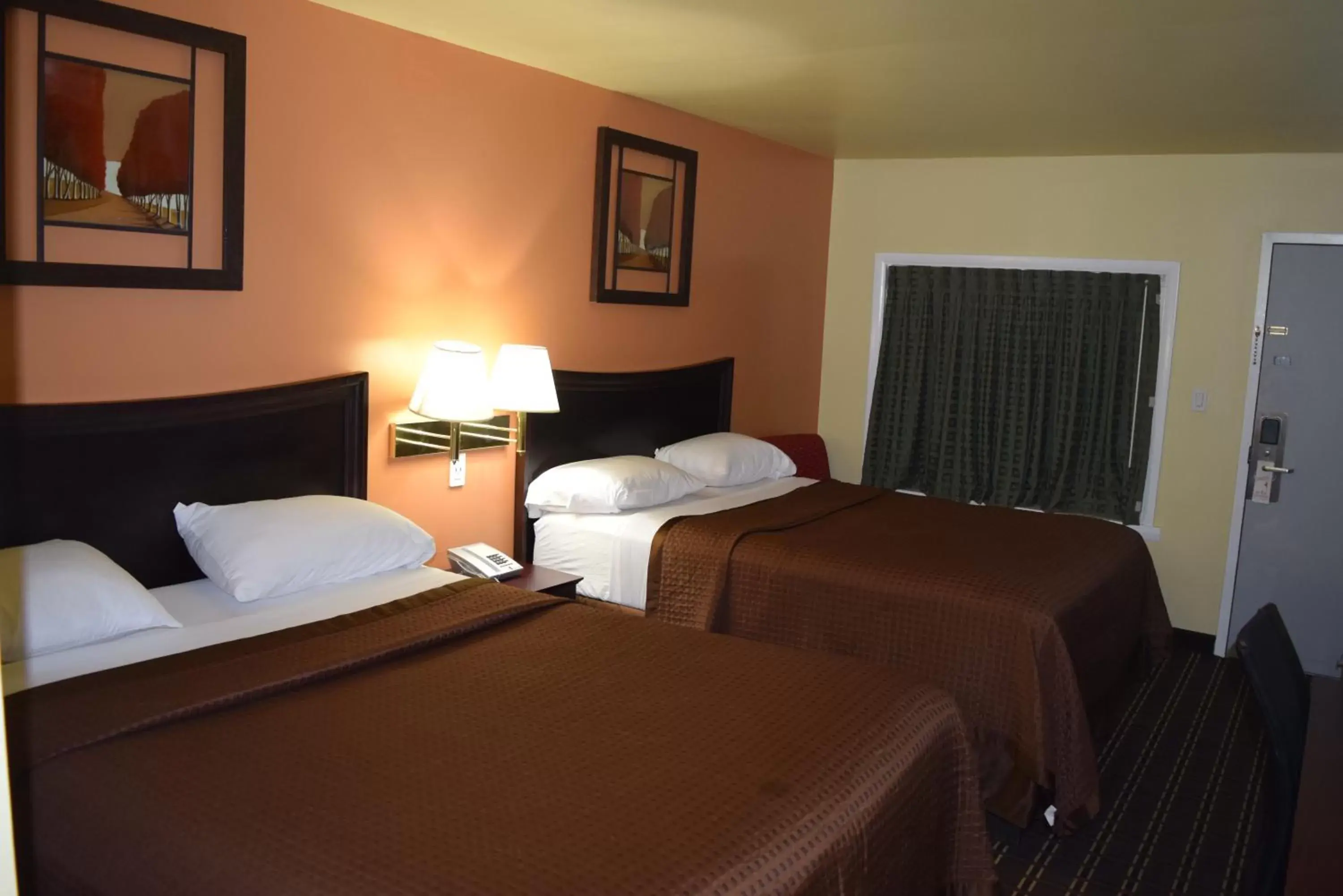 Bed in White Oaks Motel Pennsville/Carneys Point