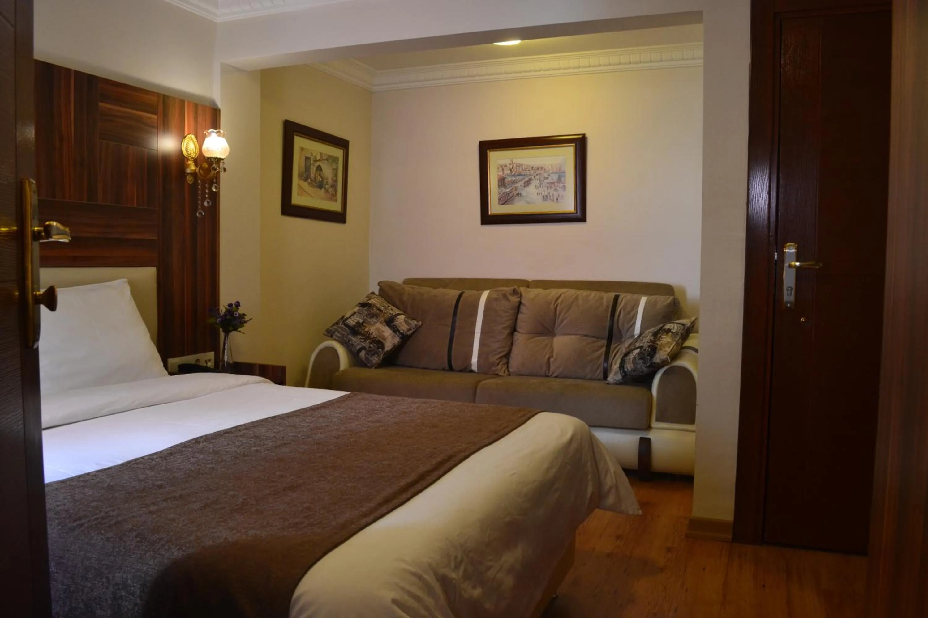 Living room, Bed in New Fatih Hotel