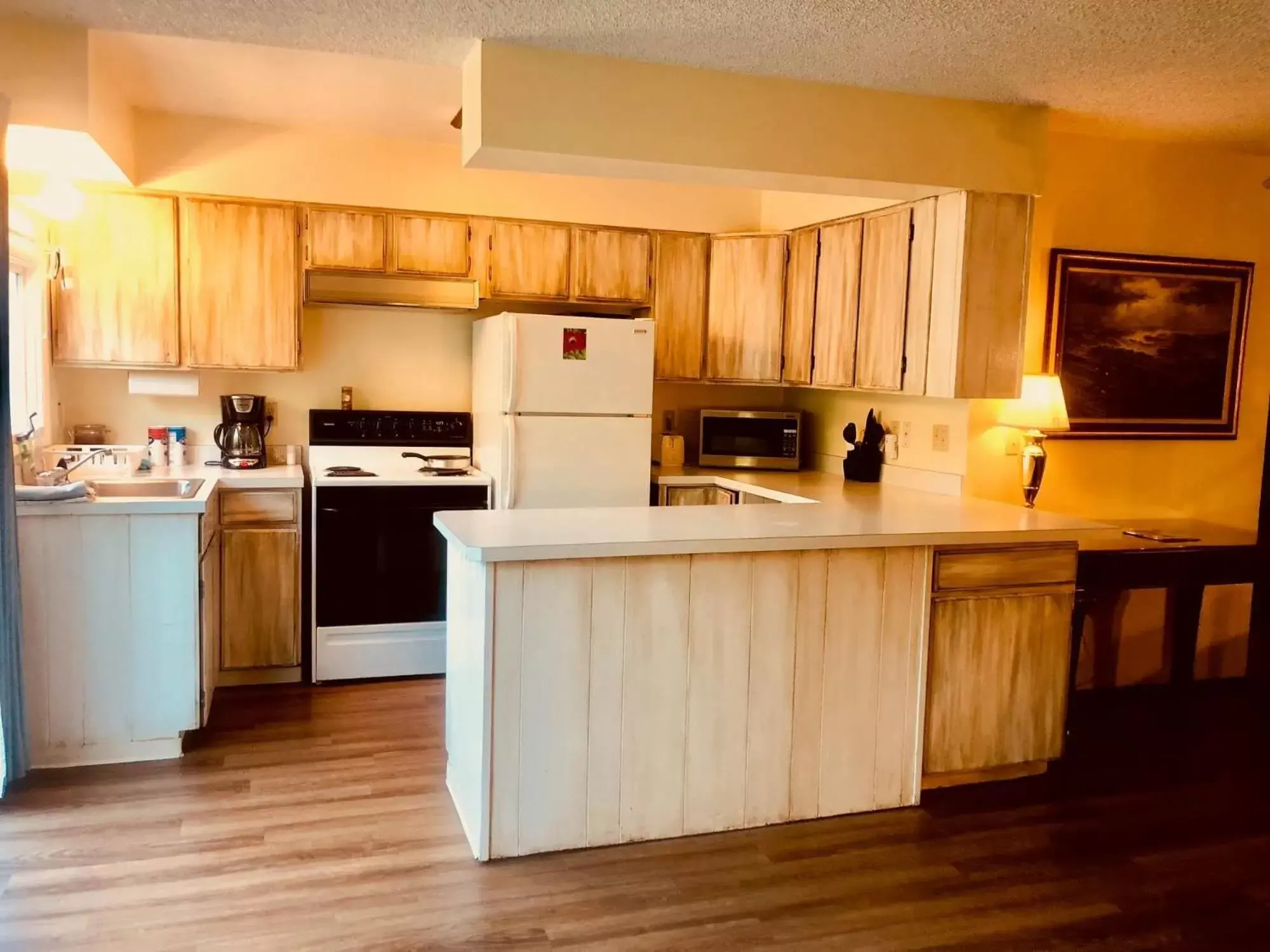 Kitchen/Kitchenette in Driftwood Inn