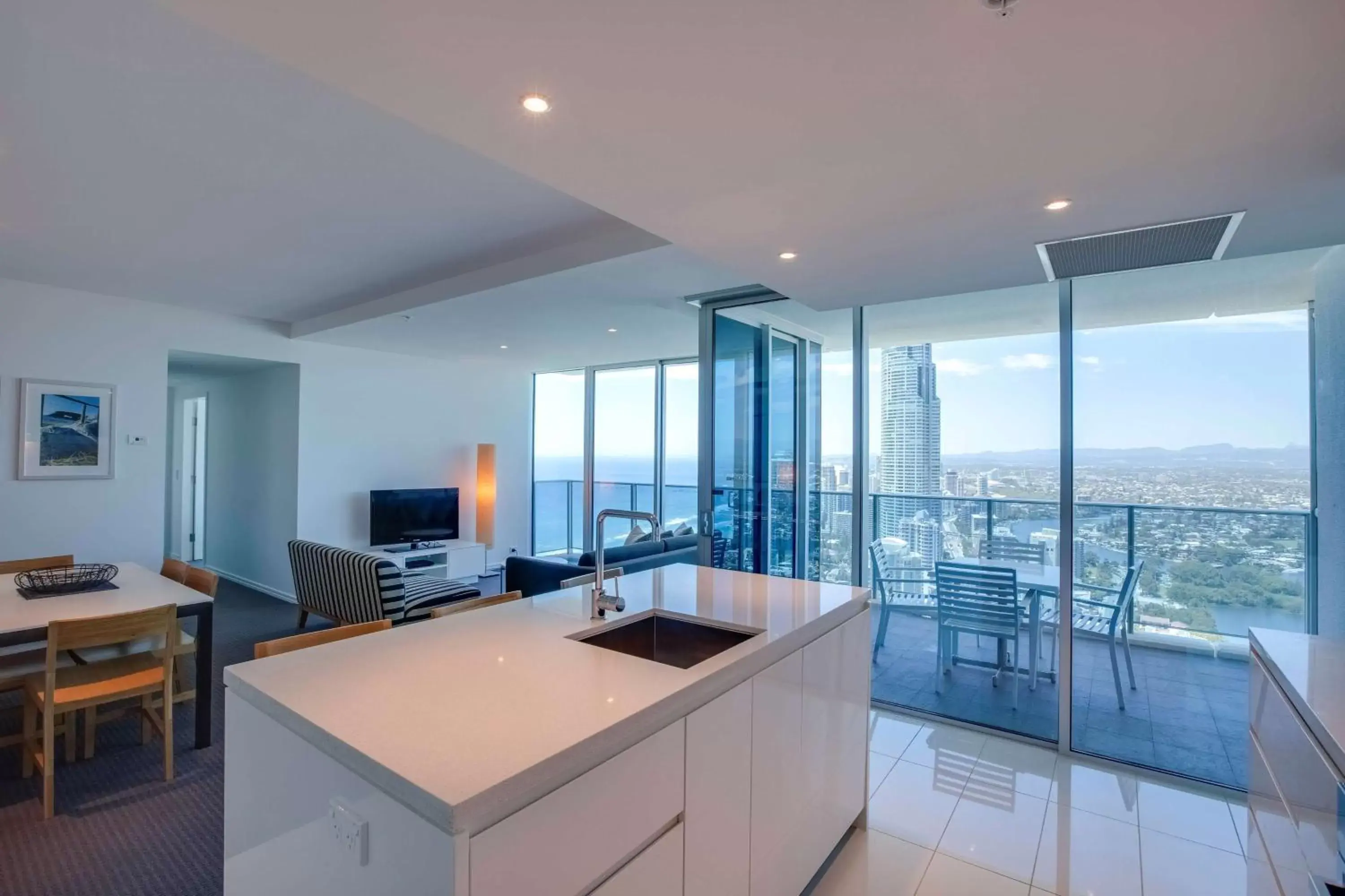 Kitchen or kitchenette, Kitchen/Kitchenette in Hilton Surfers Paradise Hotel & Residences