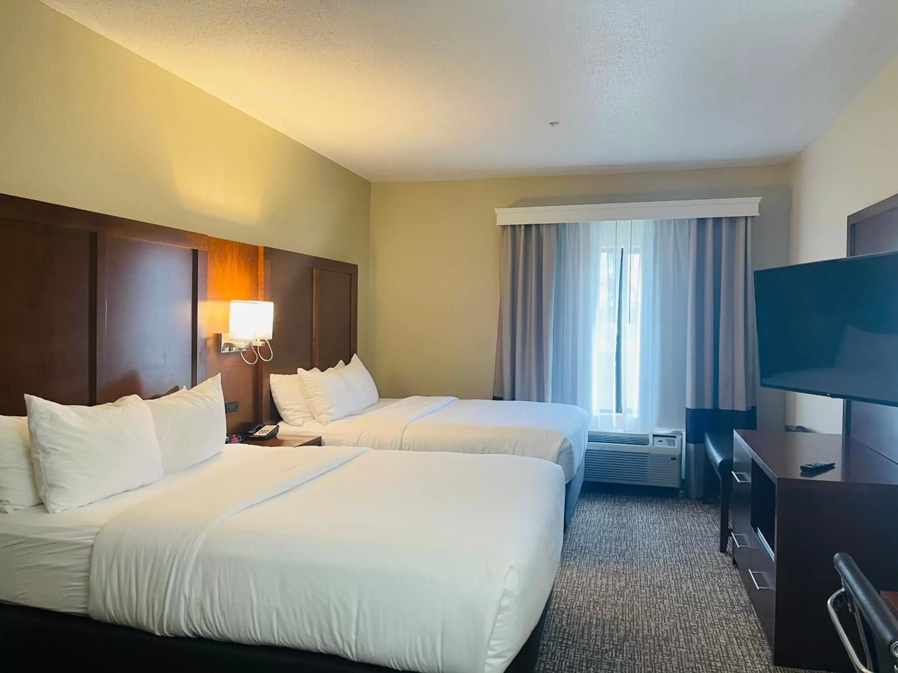 Bed in Comfort Inn & Suites Decatur-Forsyth