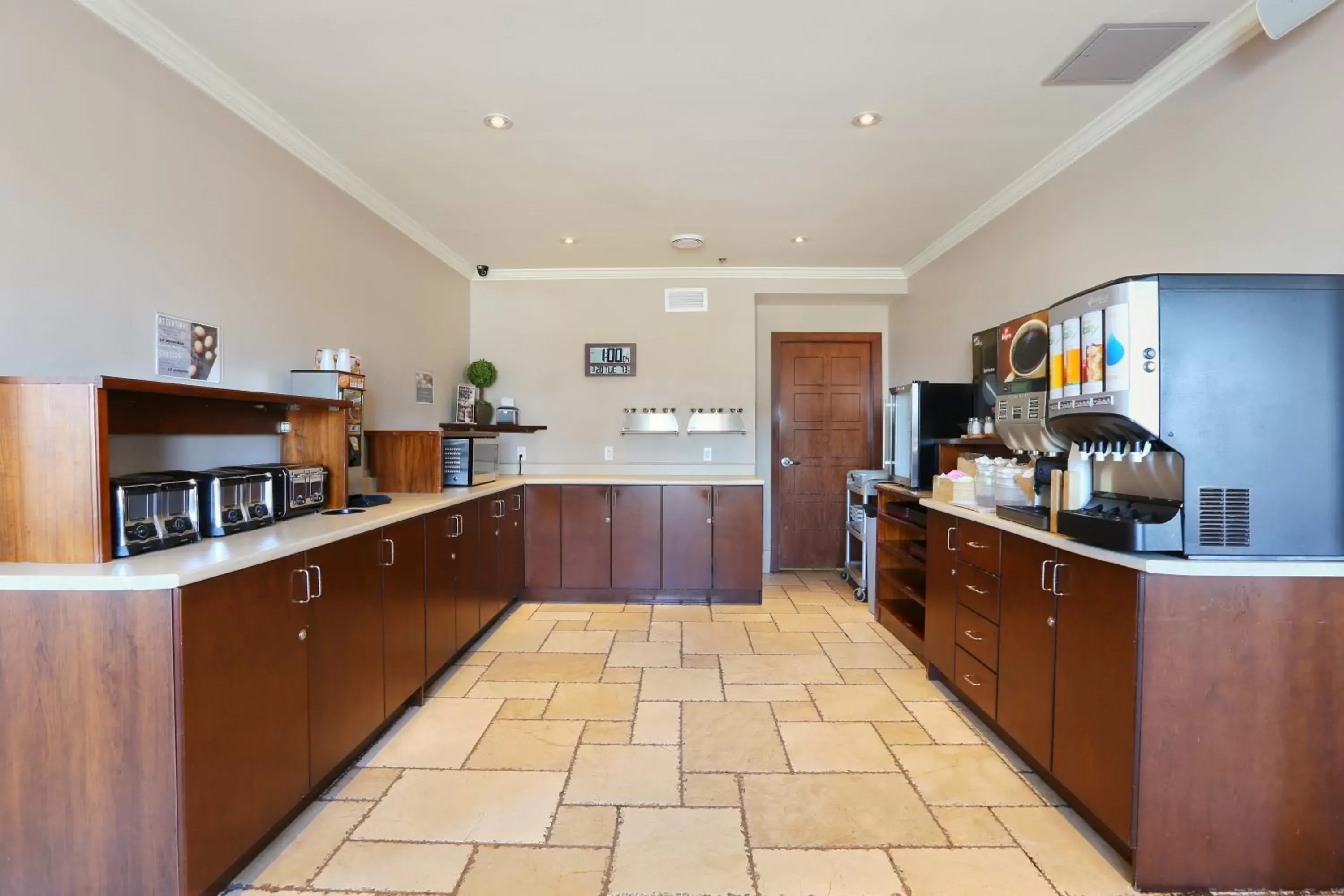 Breakfast, Kitchen/Kitchenette in Hotel Brossard