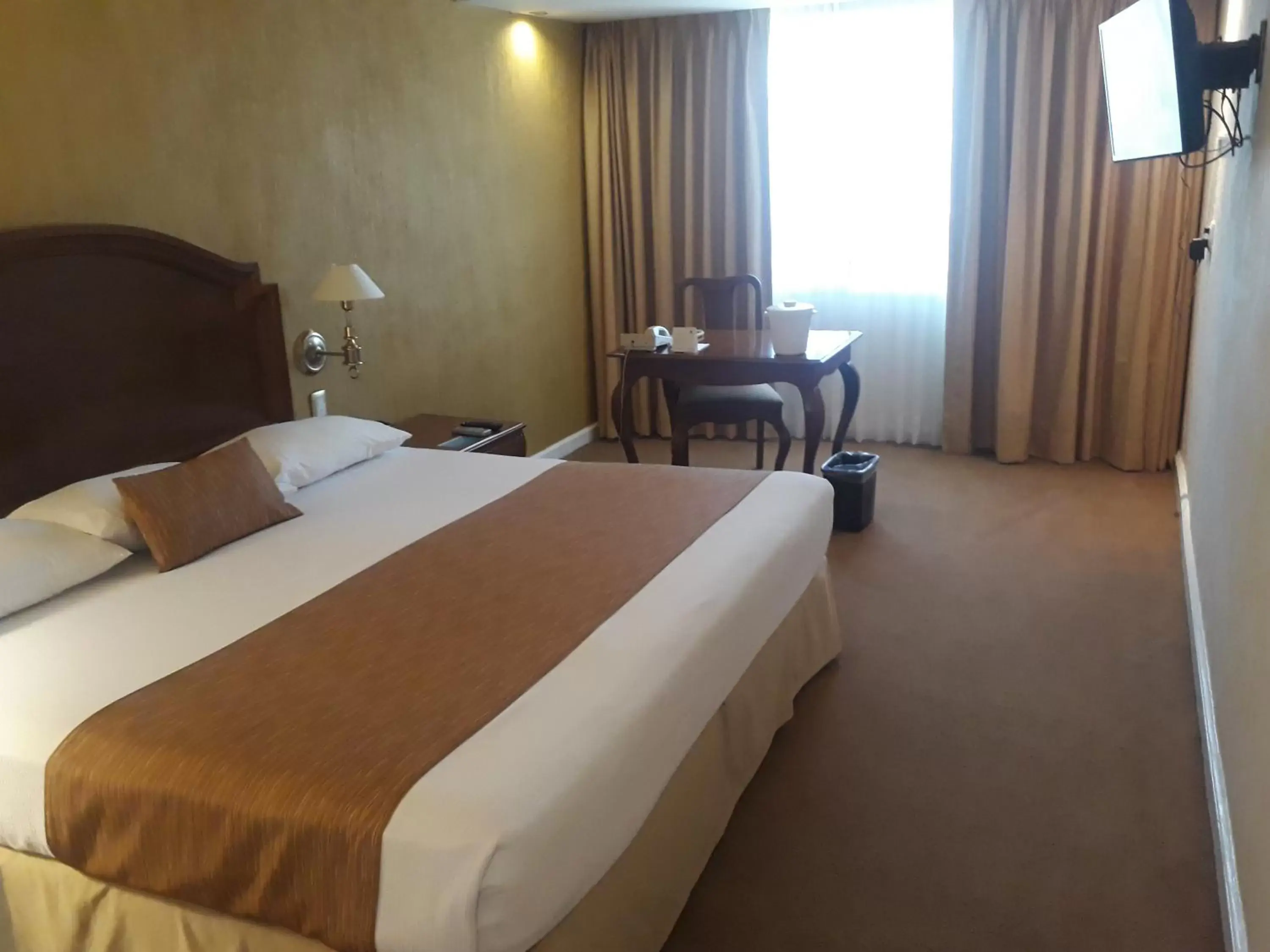 Photo of the whole room, Bed in Country Plaza